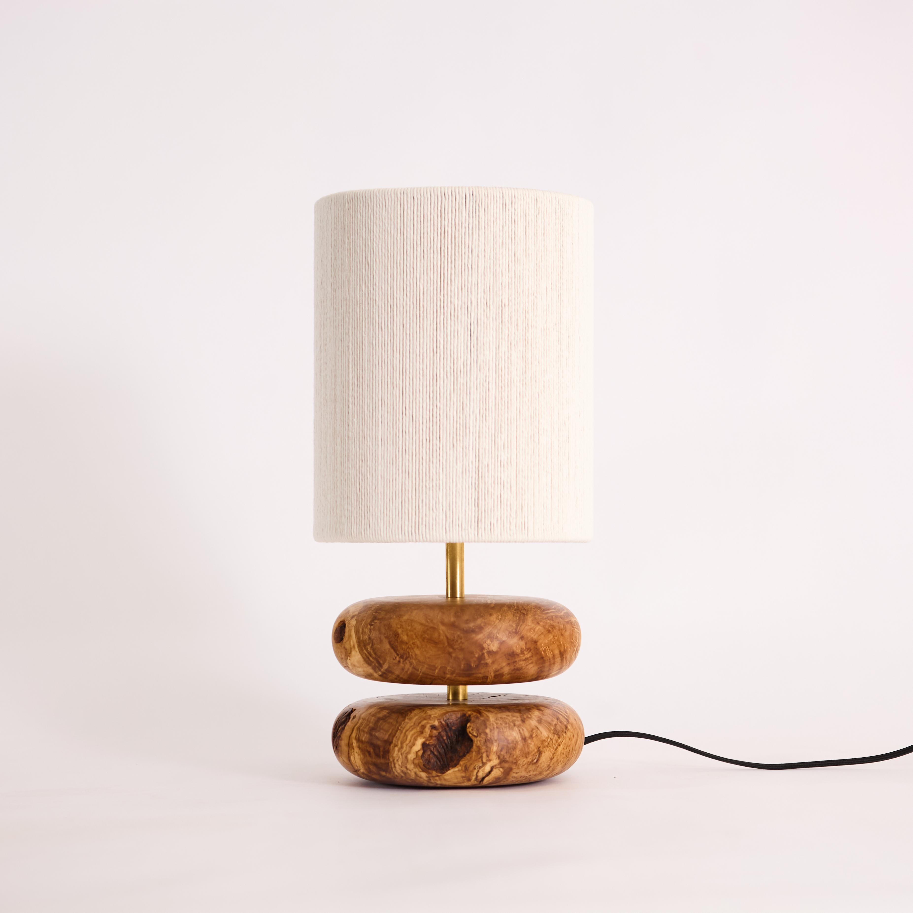 Lampe de table Olive River Rock, bois récupéré tourné à la main, MCM, abat-jour tressé à la main Neuf - En vente à Los Angeles, CA