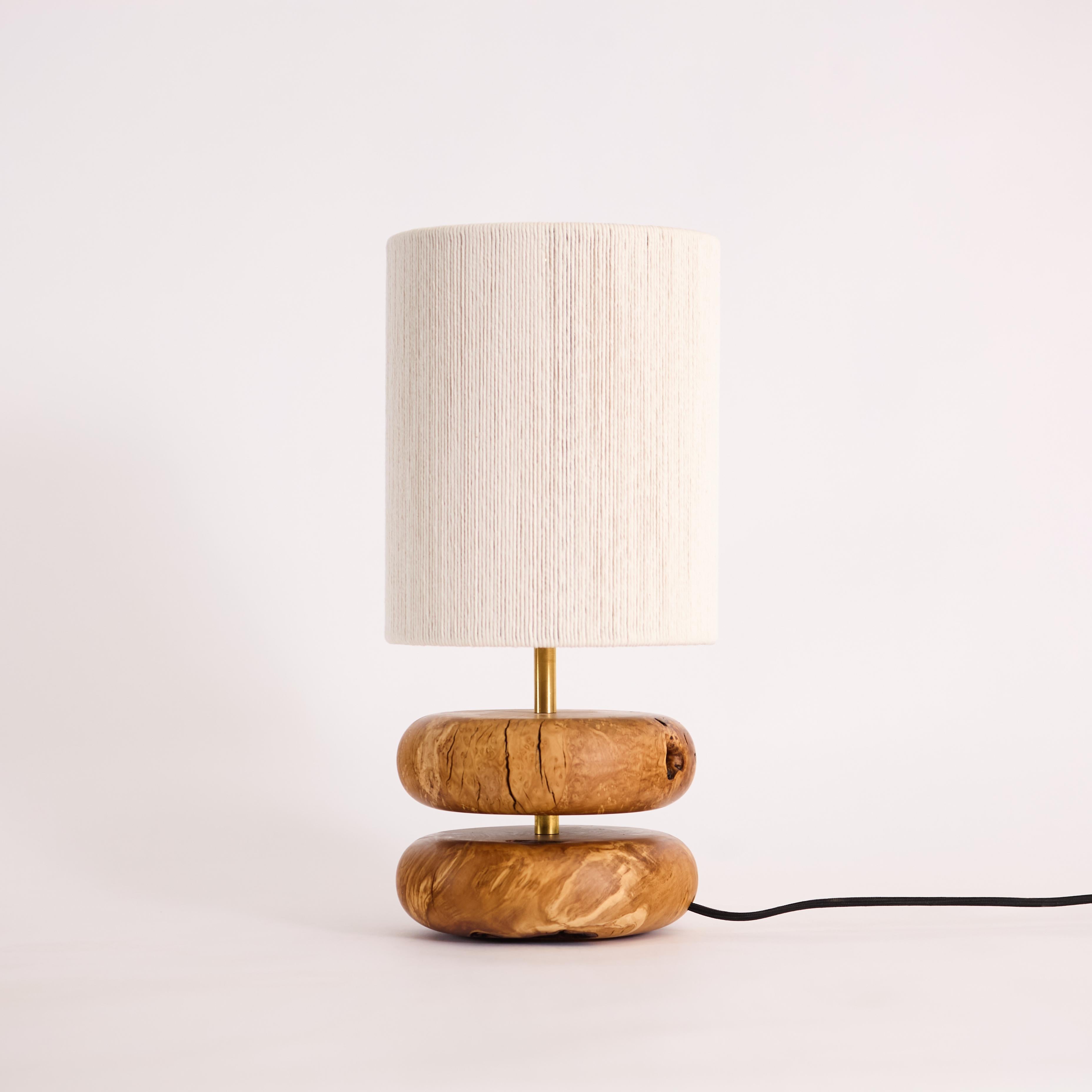 Fatto a mano Lampada da tavolo Table Rock di Oliver, legno di recupero tornito a mano, MCM, paralume intrecciato a mano in vendita