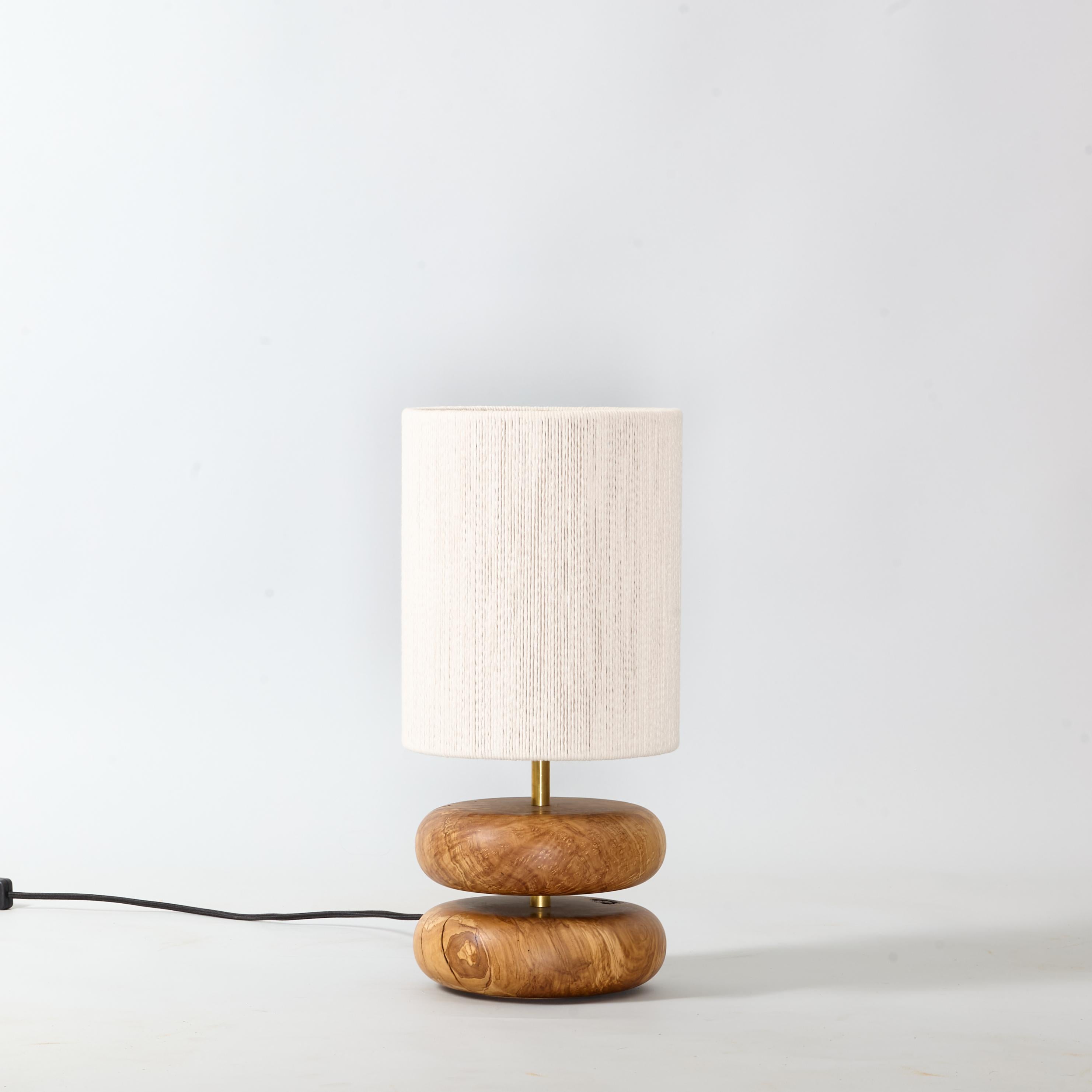 Lámpara de mesa Olive River Rock, madera recuperada torneada a mano, MCM, pantalla colgada a mano Moderno en venta