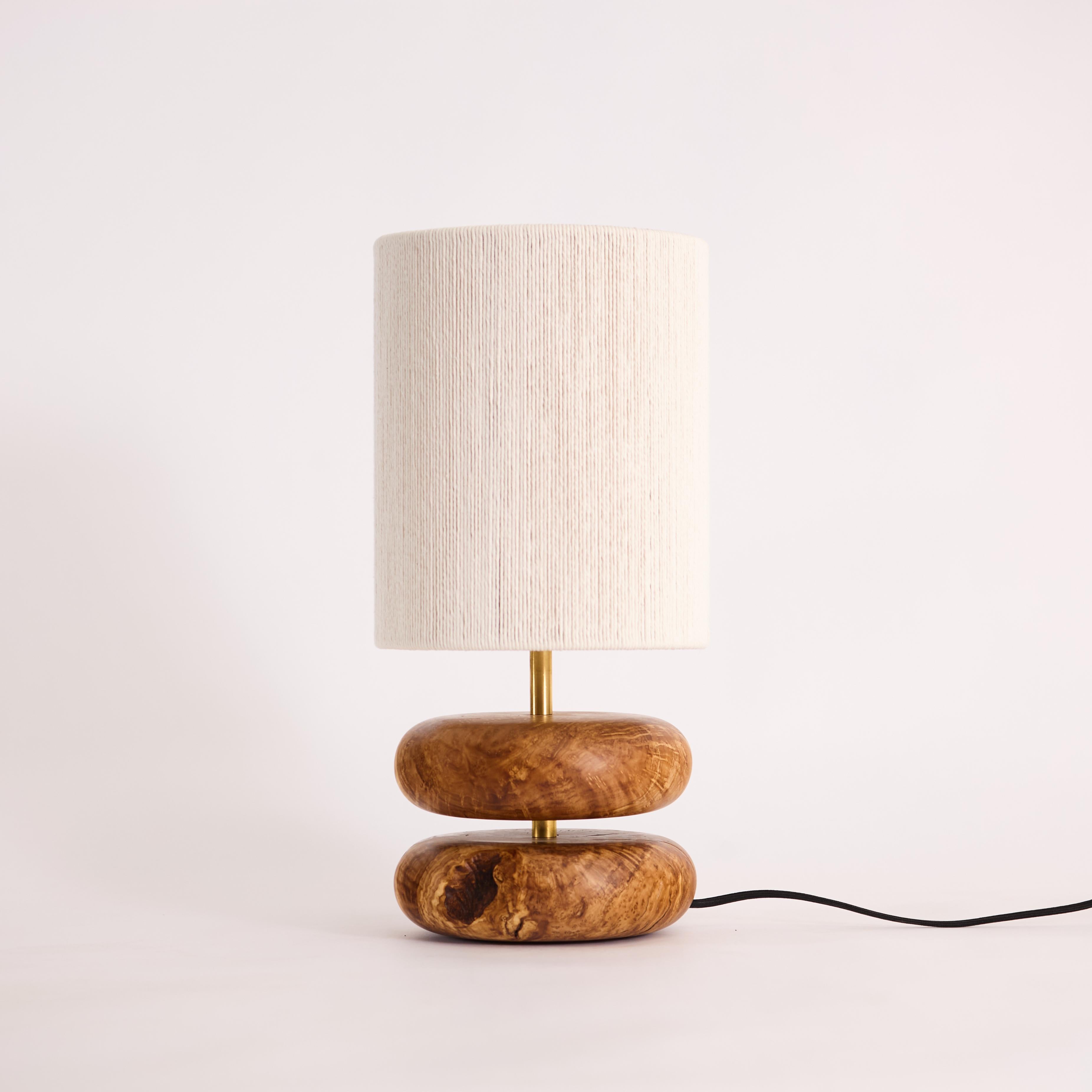 XXIe siècle et contemporain Lampe de table Olive River Rock, bois récupéré tourné à la main, MCM, abat-jour tressé à la main en vente
