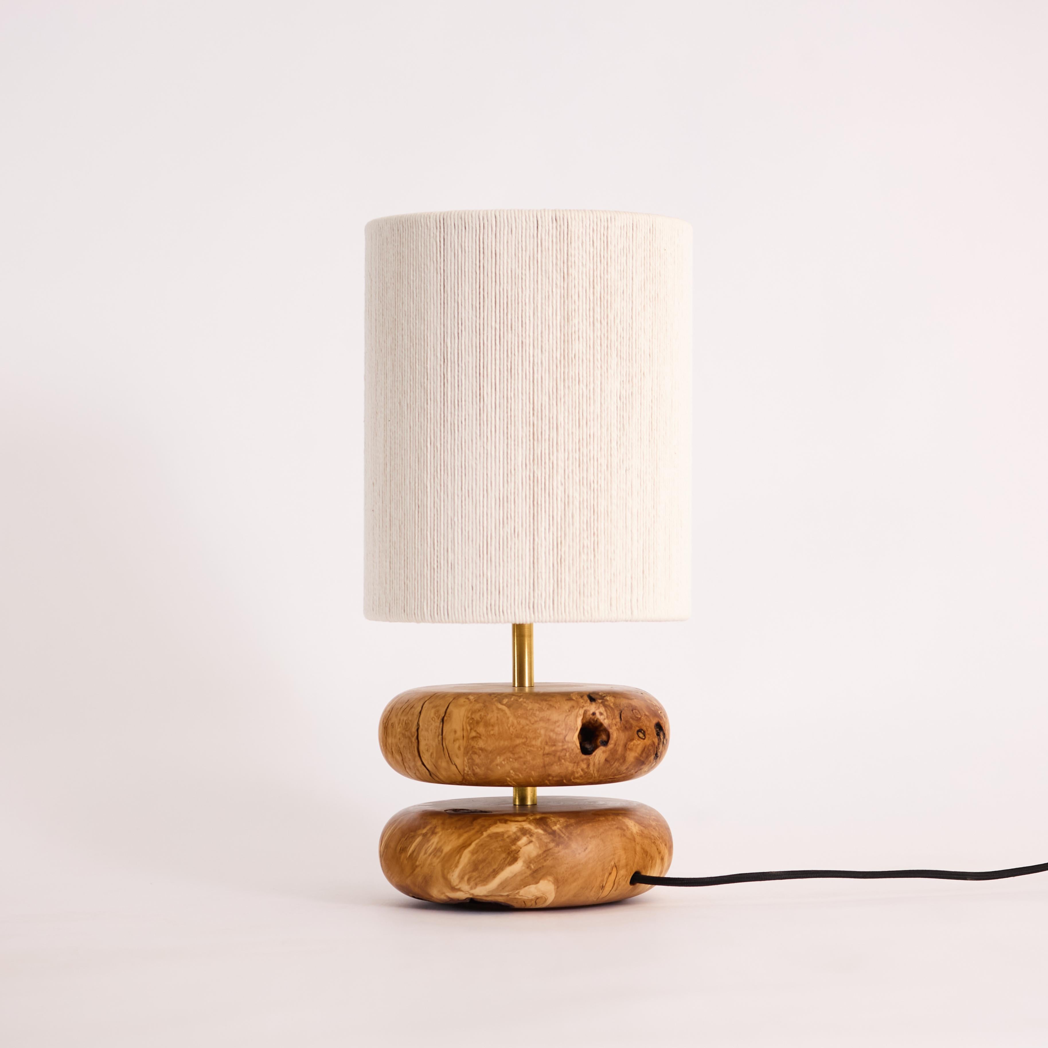 XXI secolo e contemporaneo Lampada da tavolo Table Rock di Oliver, legno di recupero tornito a mano, MCM, paralume intrecciato a mano in vendita