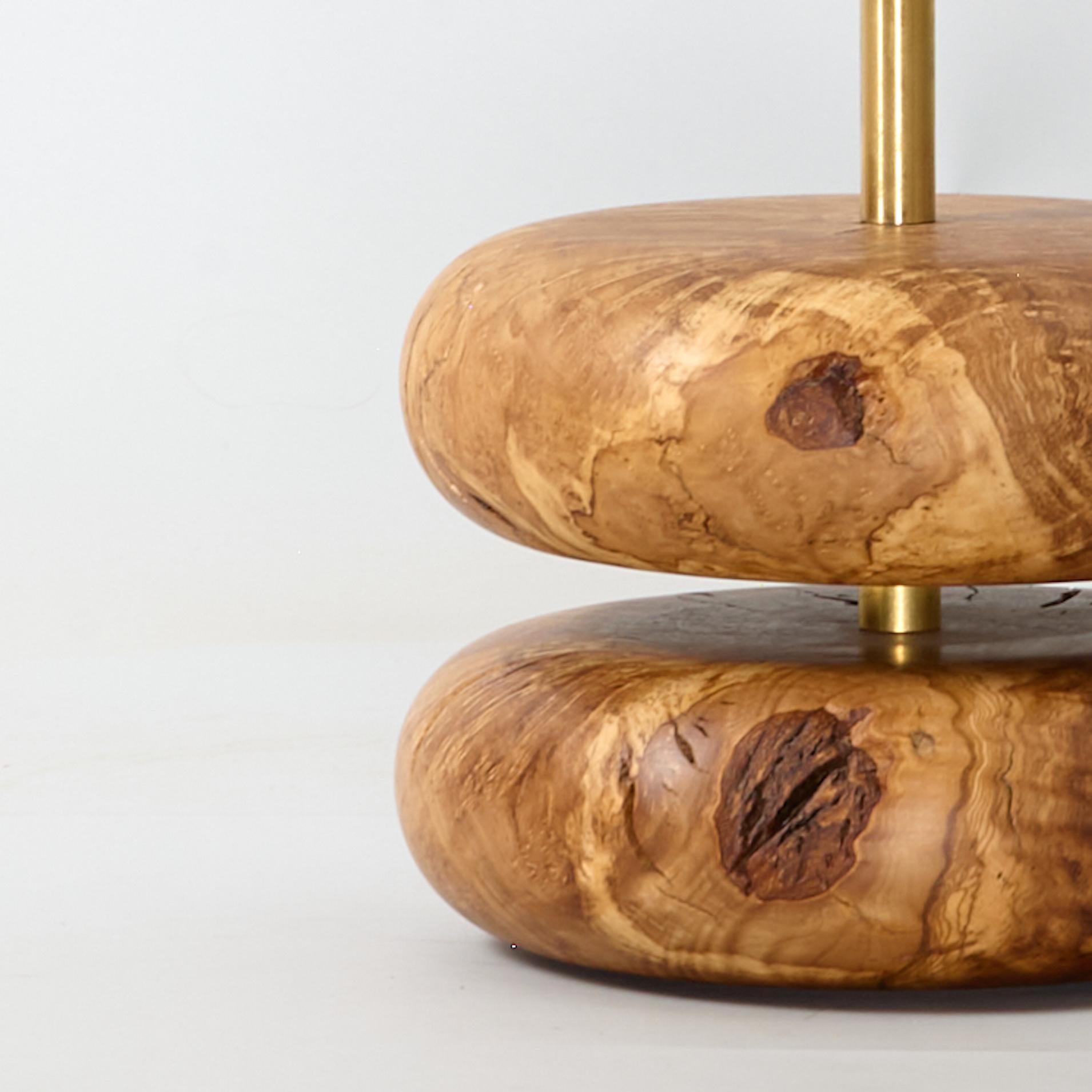 Lámpara de mesa Olive River Rock, madera recuperada torneada a mano, MCM, pantalla colgada a mano Latón en venta