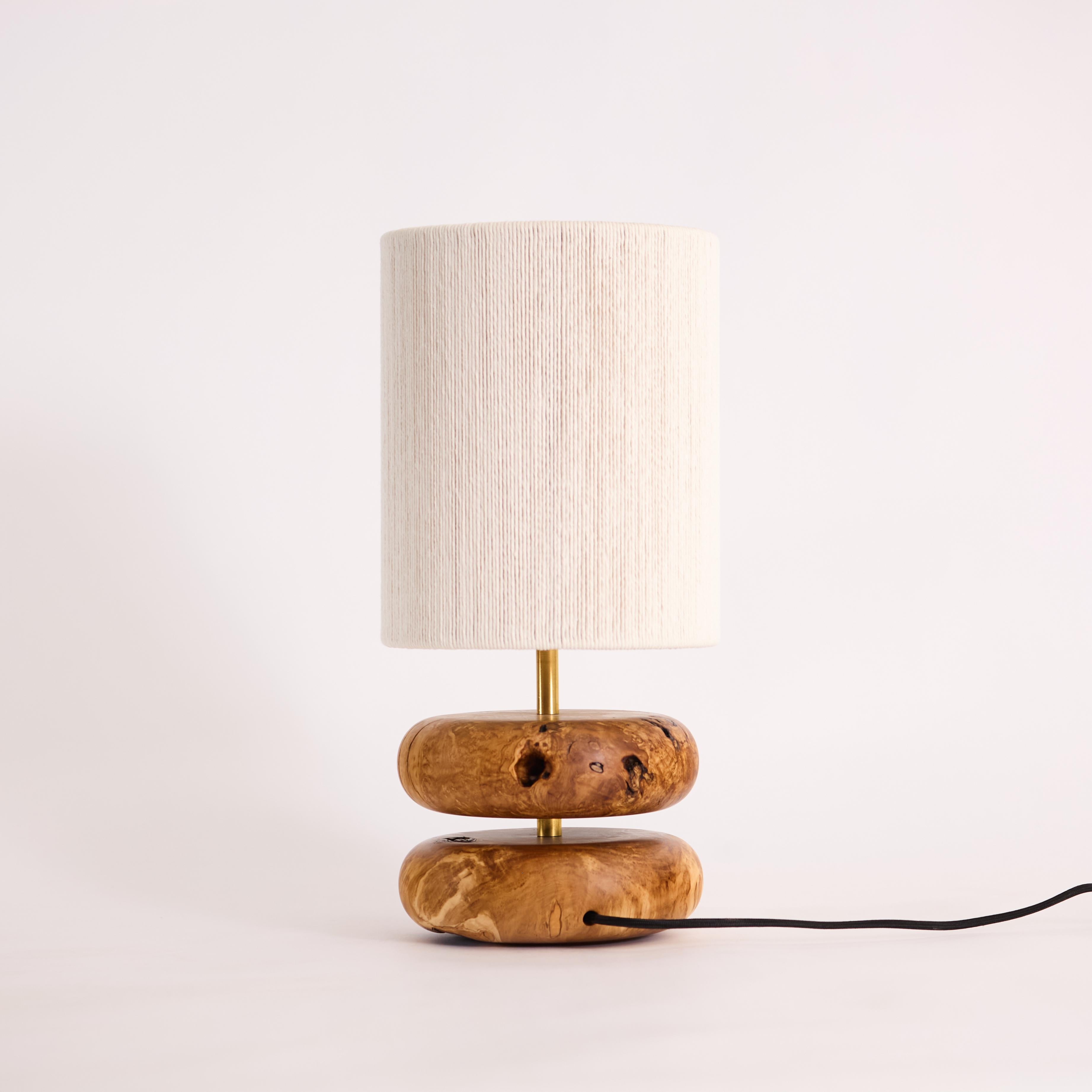 Ottone Lampada da tavolo Table Rock di Oliver, legno di recupero tornito a mano, MCM, paralume intrecciato a mano in vendita