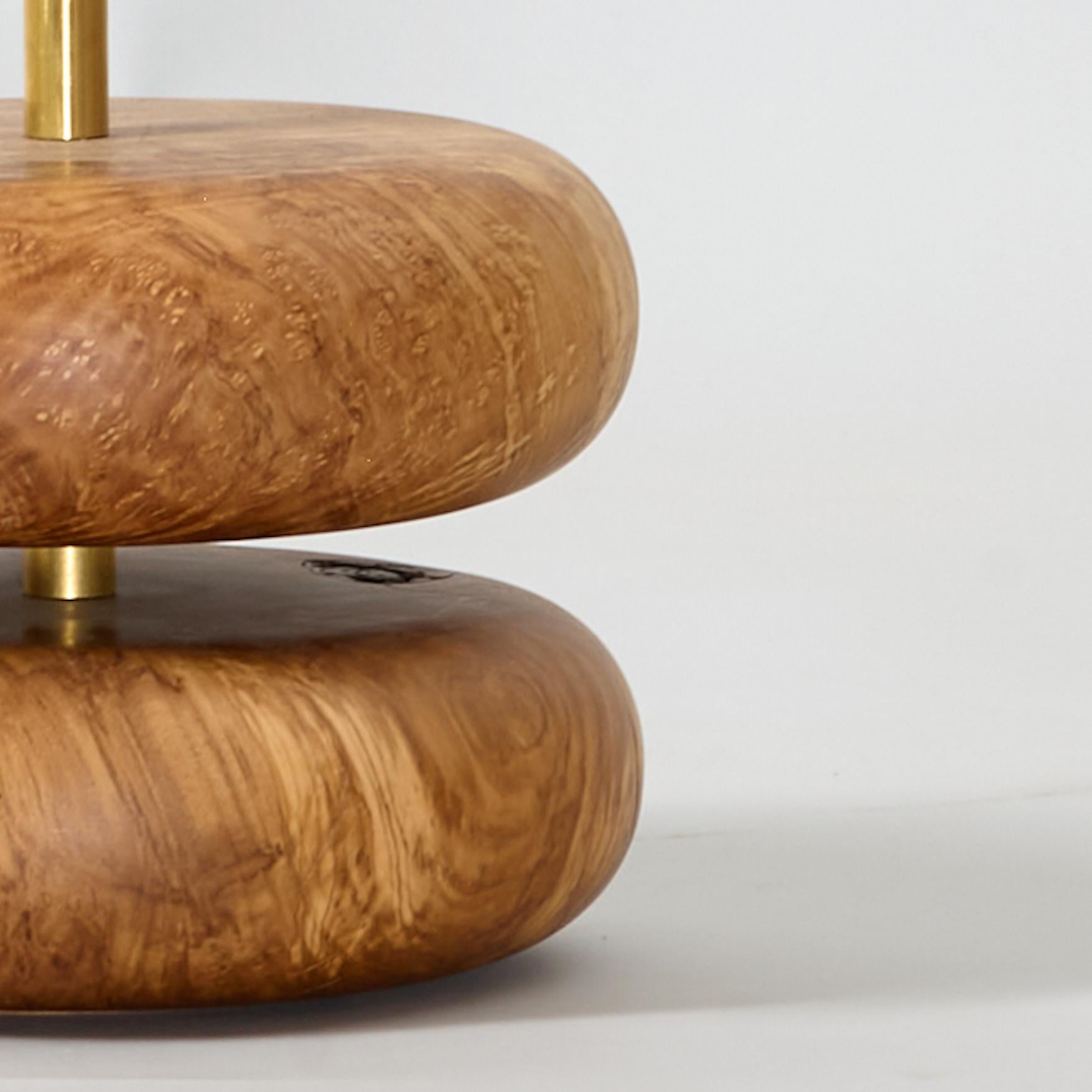 Lámpara de mesa Olive River Rock, madera recuperada torneada a mano, MCM, pantalla colgada a mano en venta 1