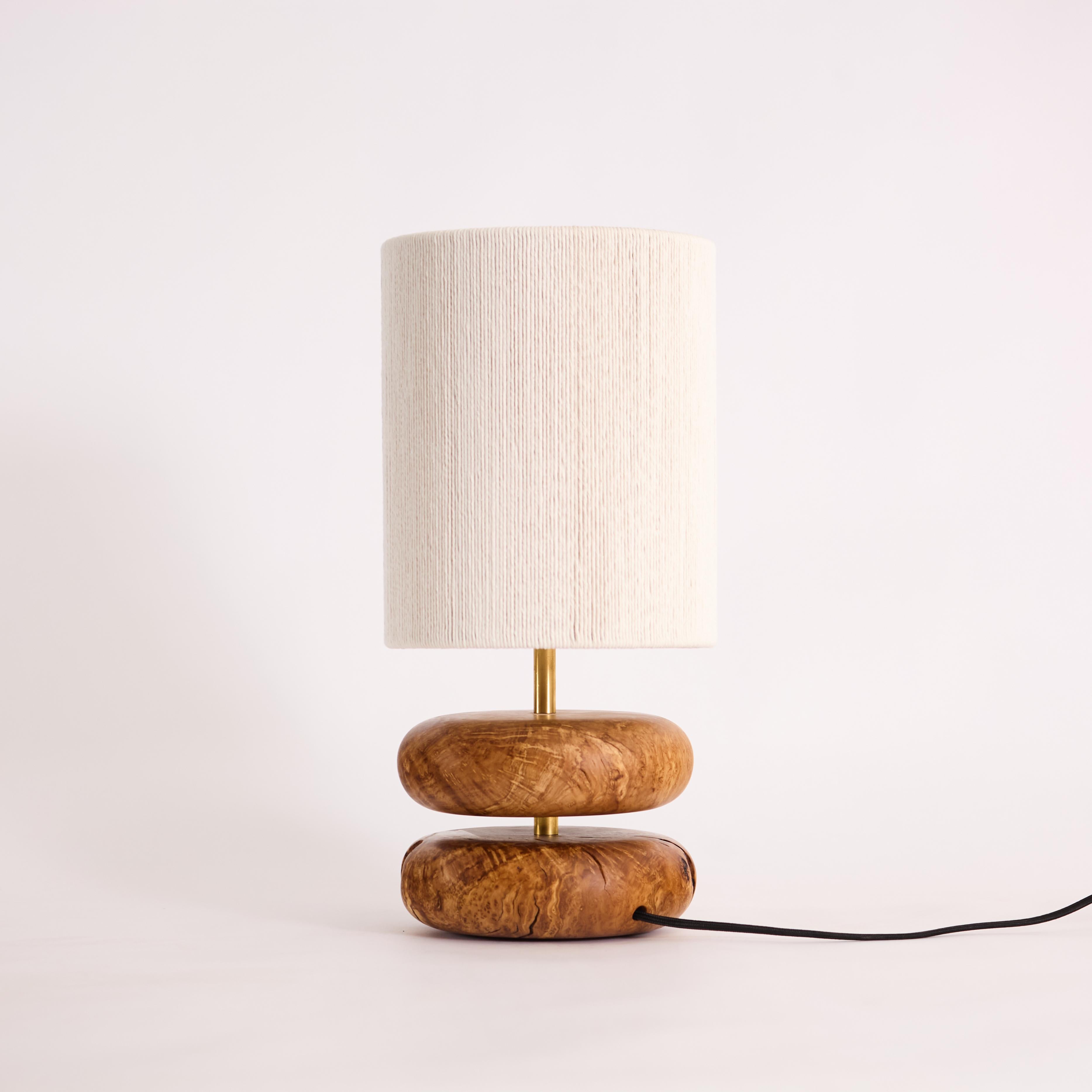 Lampe de table Olive River Rock, bois récupéré tourné à la main, MCM, abat-jour tressé à la main en vente 1