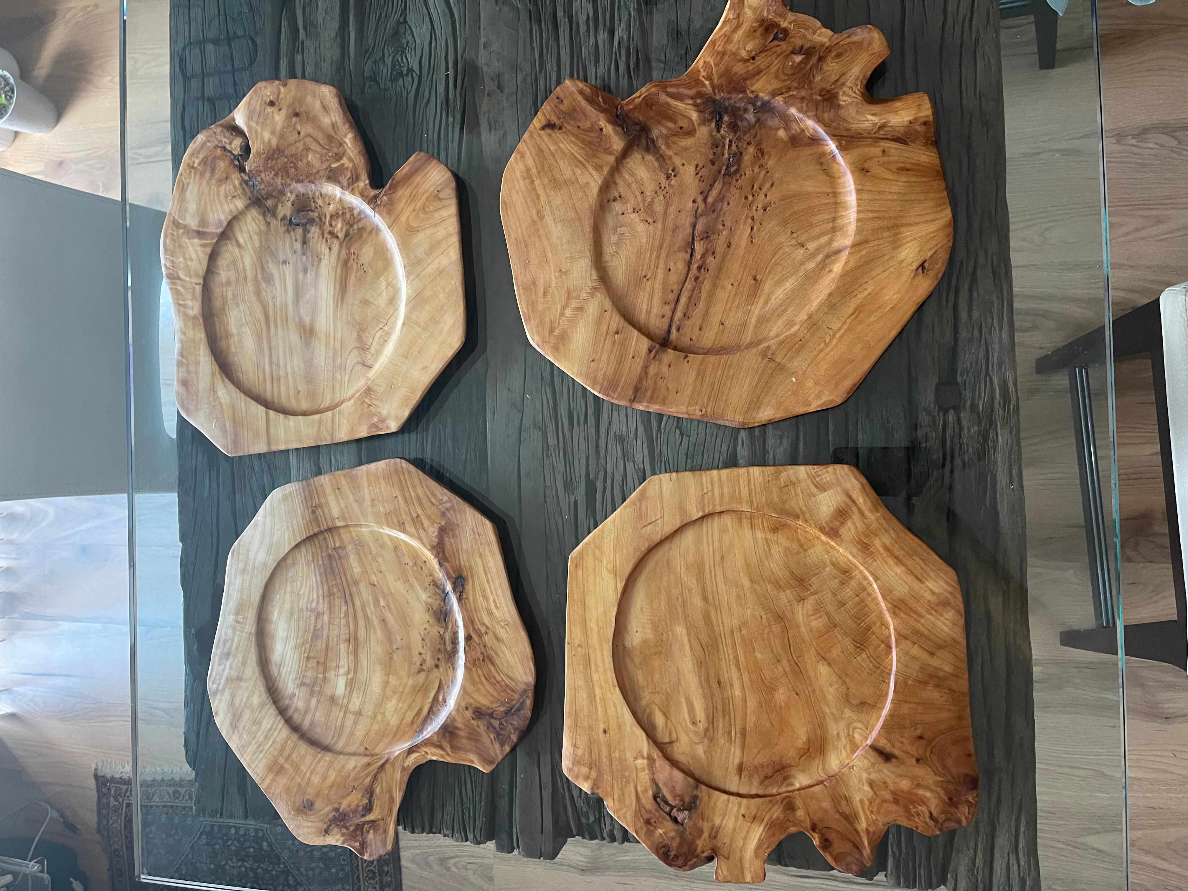 Juego de 4 fuentes modernas de madera de olivo ecológico, únicas, todas diferentes, hechas a mano.