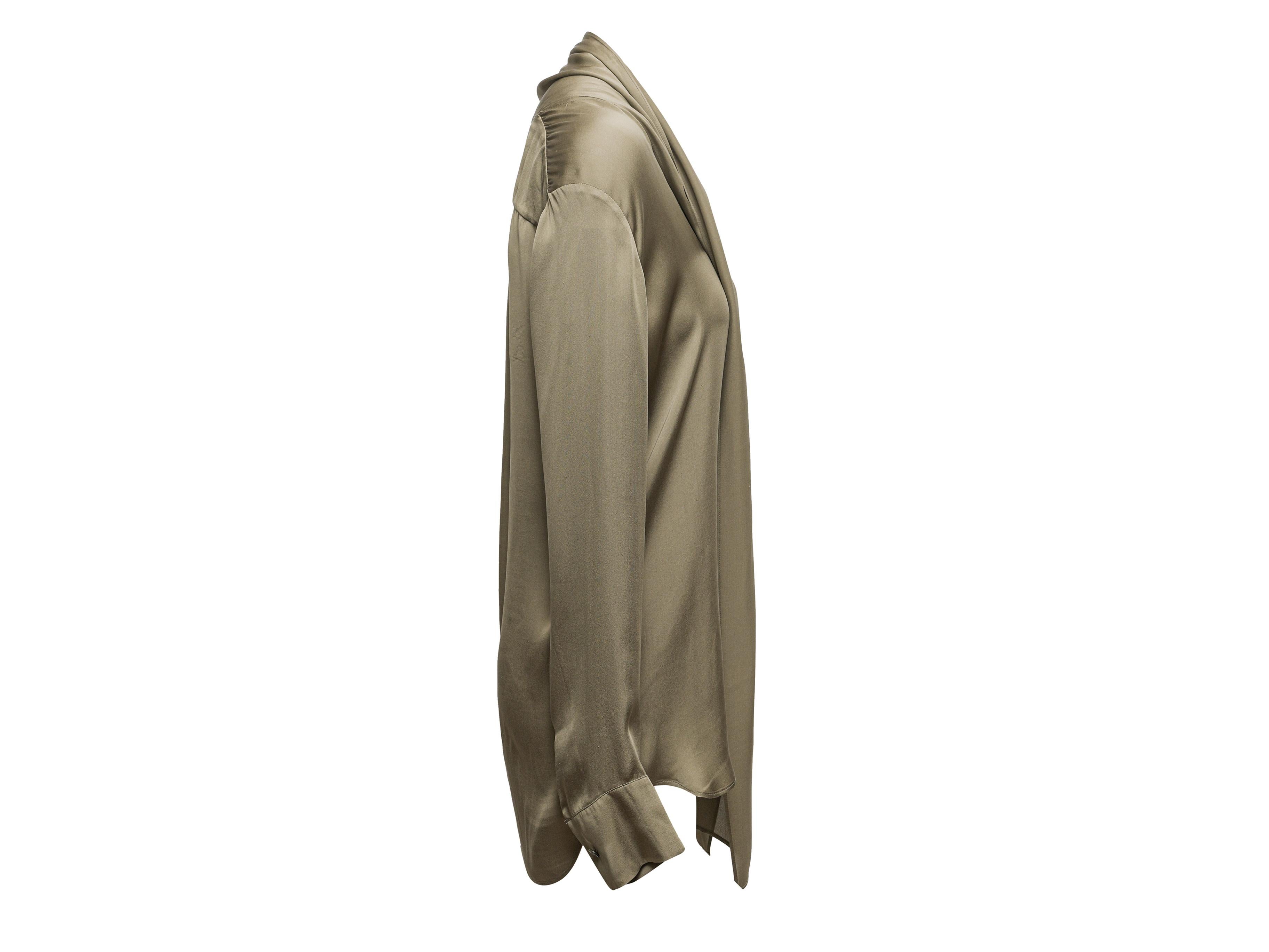 Camicetta a maniche lunghe in seta di Oliver di Stella McCartney. Scollo a V con fiocco di figa. Seno di 36 pollici, larghezza spalle di 17,5 pollici, lunghezza di 33 pollici.

