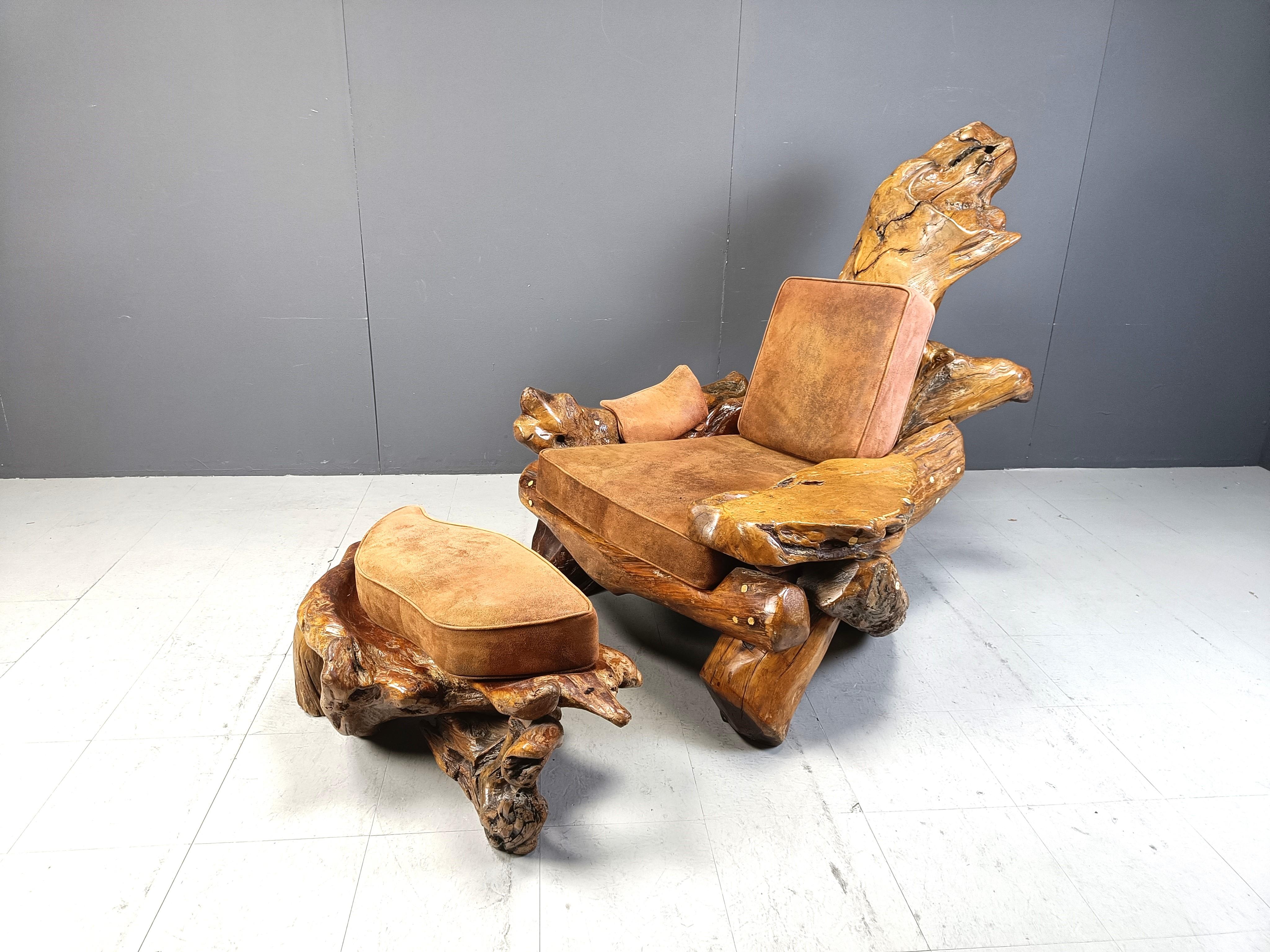 Chaise longue en bois de racine d'olivier avec pouf.

Cette chaise en racine d'arbre entièrement naturelle est absolument stupéfiante et façonnée par la nature.

Il est très lourd et a une belle fonction décorative.

Les coussins sont fabriqués sur