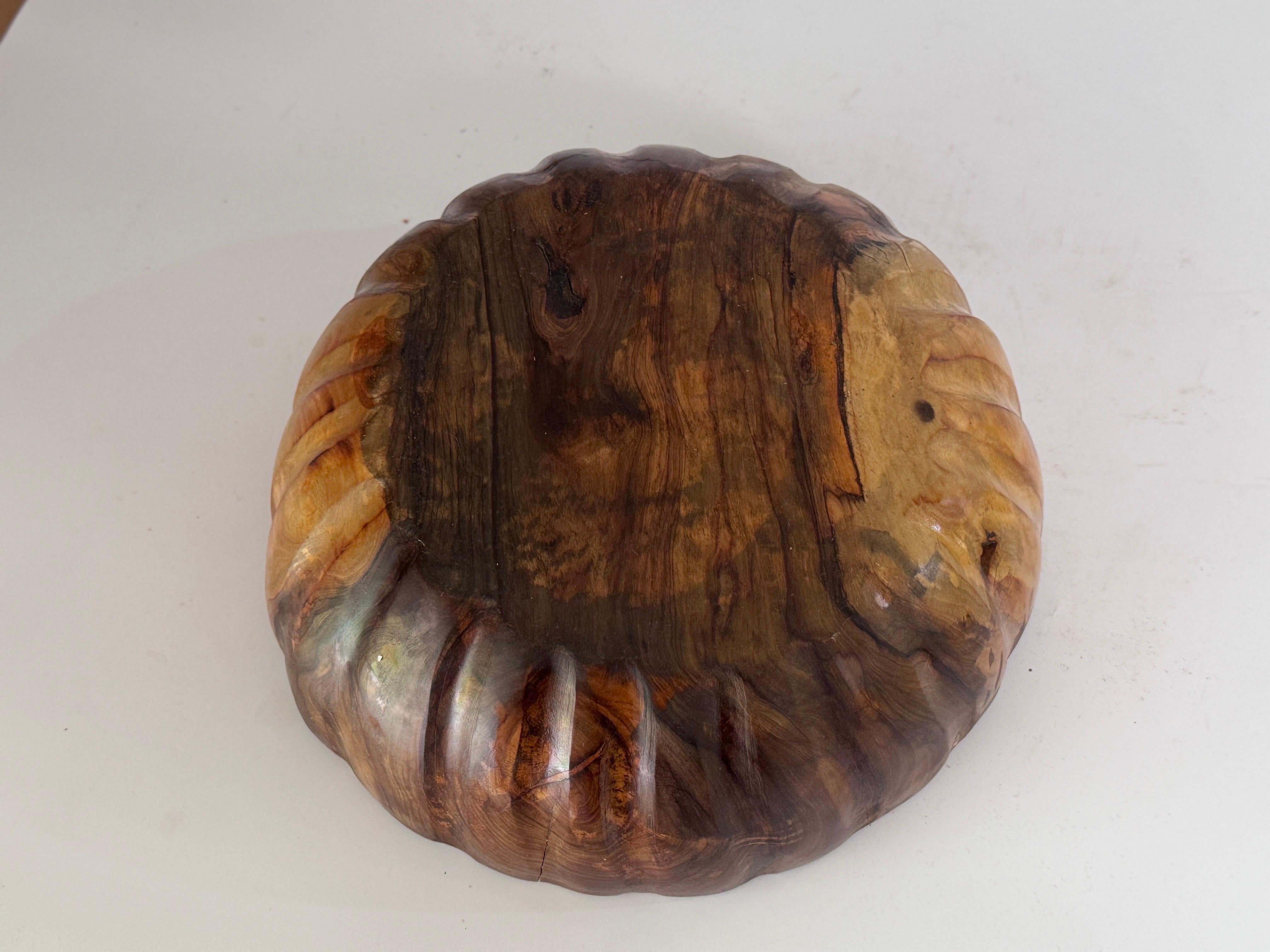 Olive Wood Bowl Französischer Riviera-Stil, Frankreich 1970 Brown Farbe im Zustand „Gut“ im Angebot in Auribeau sur Siagne, FR