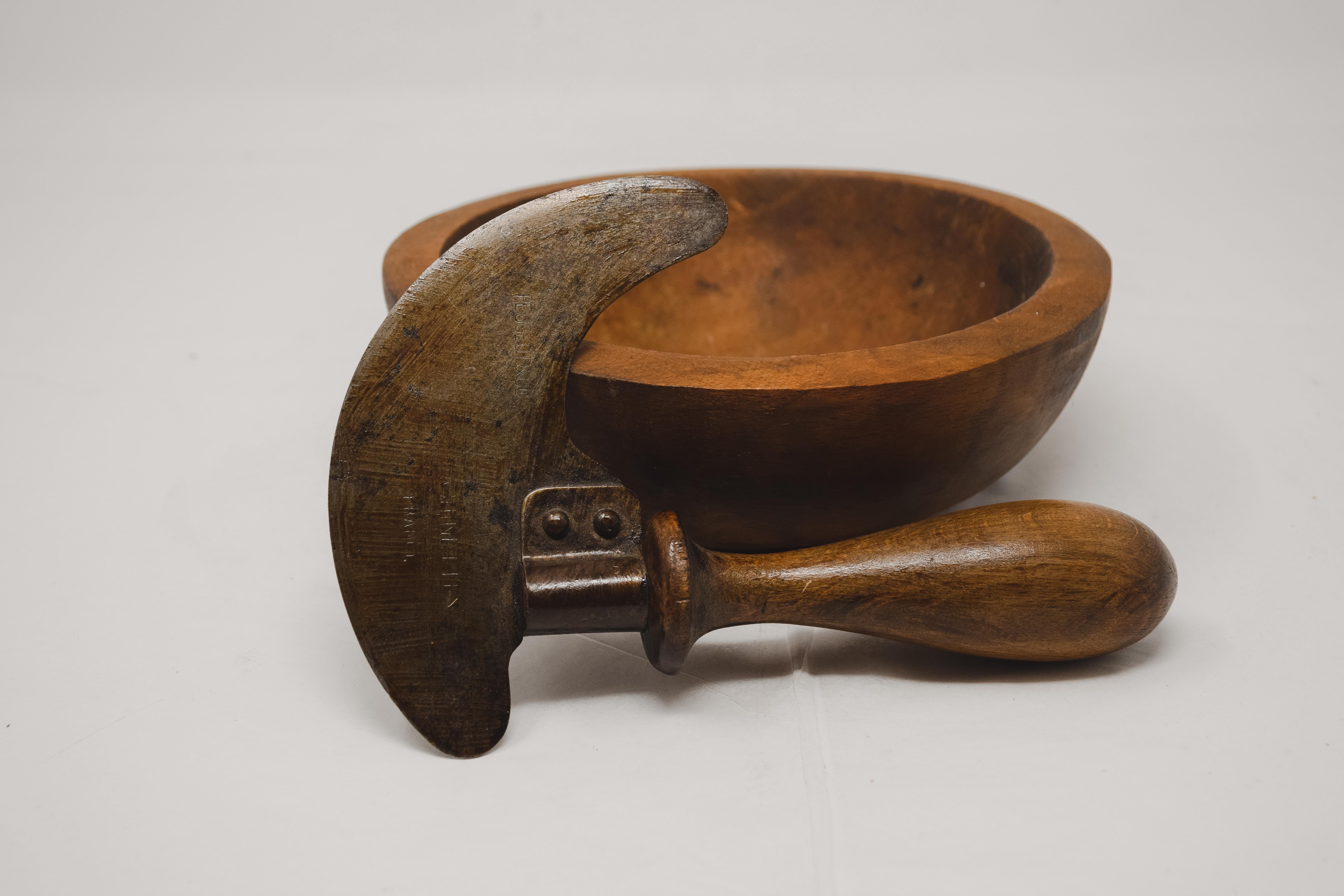 Olive Wood Bowl with Herb Cutter In Good Condition In Houston, TX