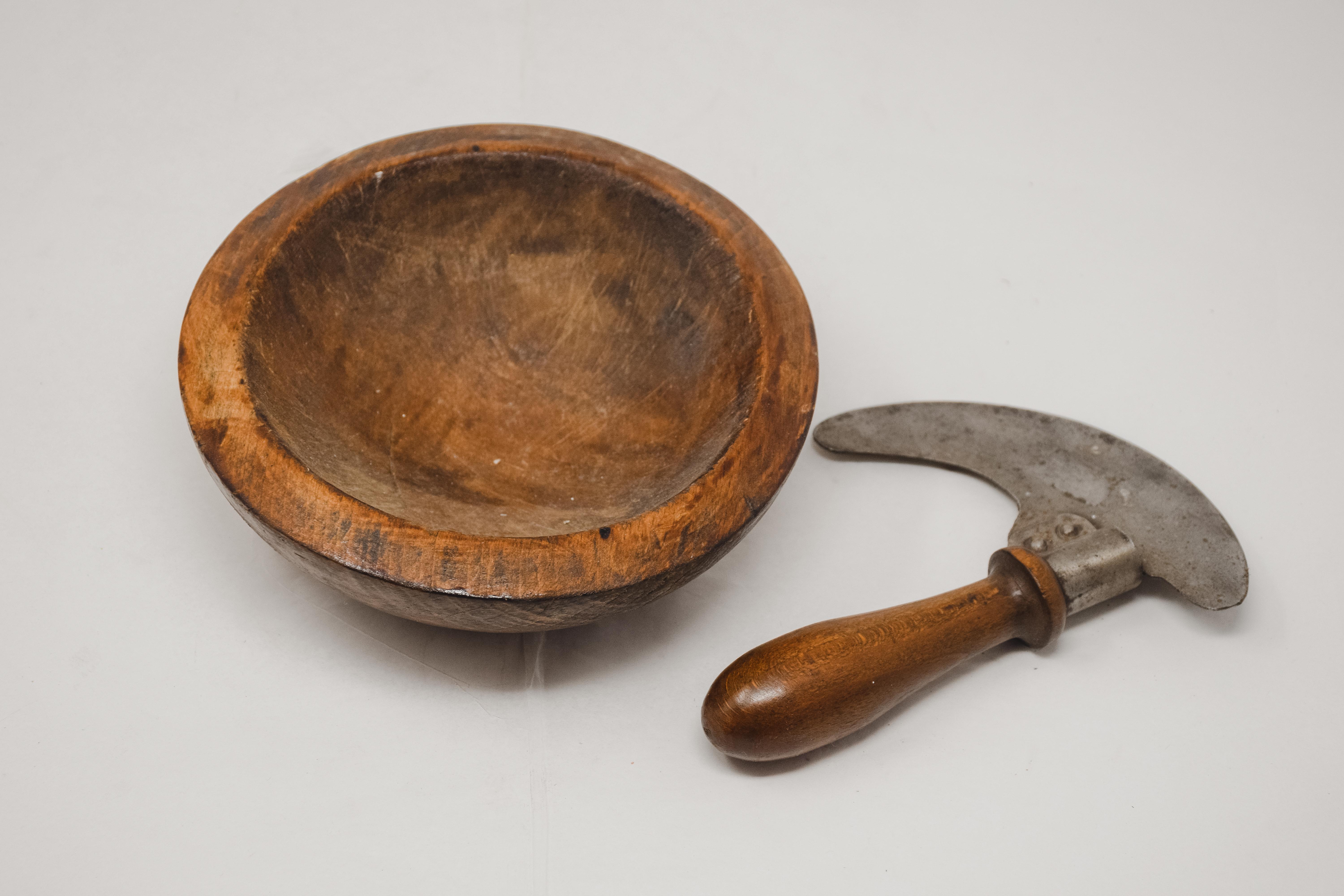 20th Century Olive Wood Bowl with Herb Cutter For Sale