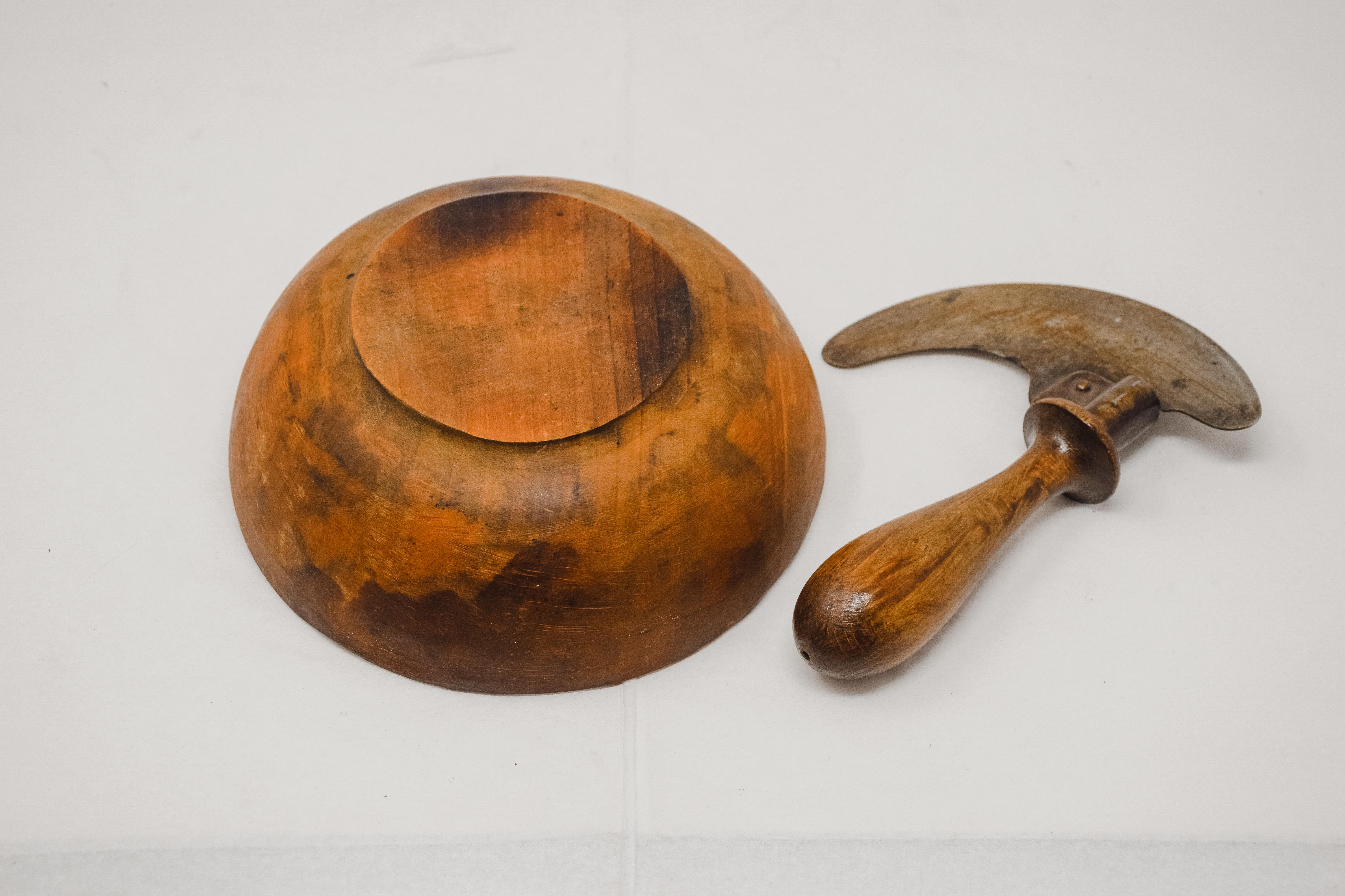 Iron Olive Wood Bowl with Herb Cutter