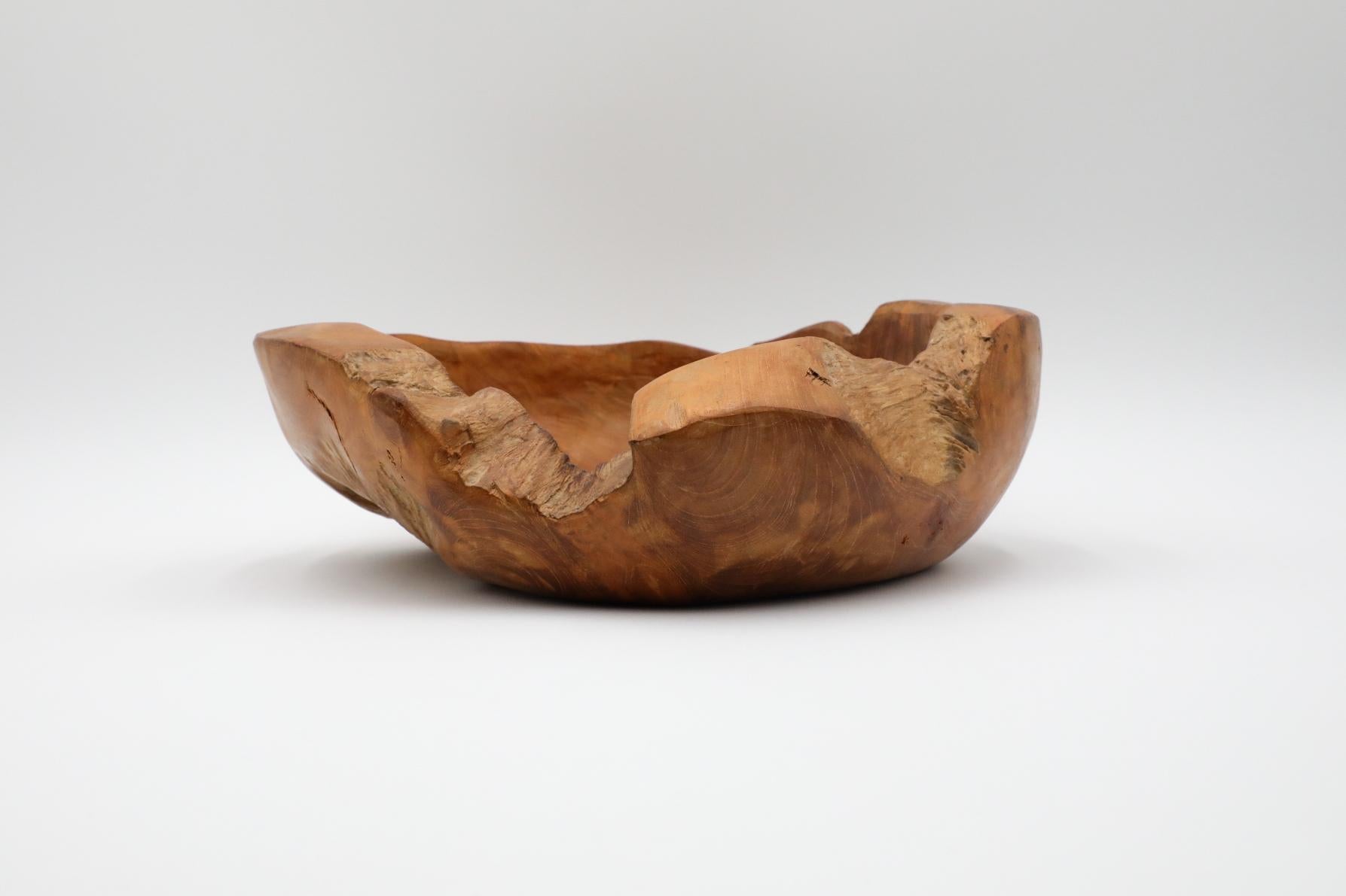 Bol en bois d'olivier avec bord organique, presque vivant, Silhouette sculptée en vente 2