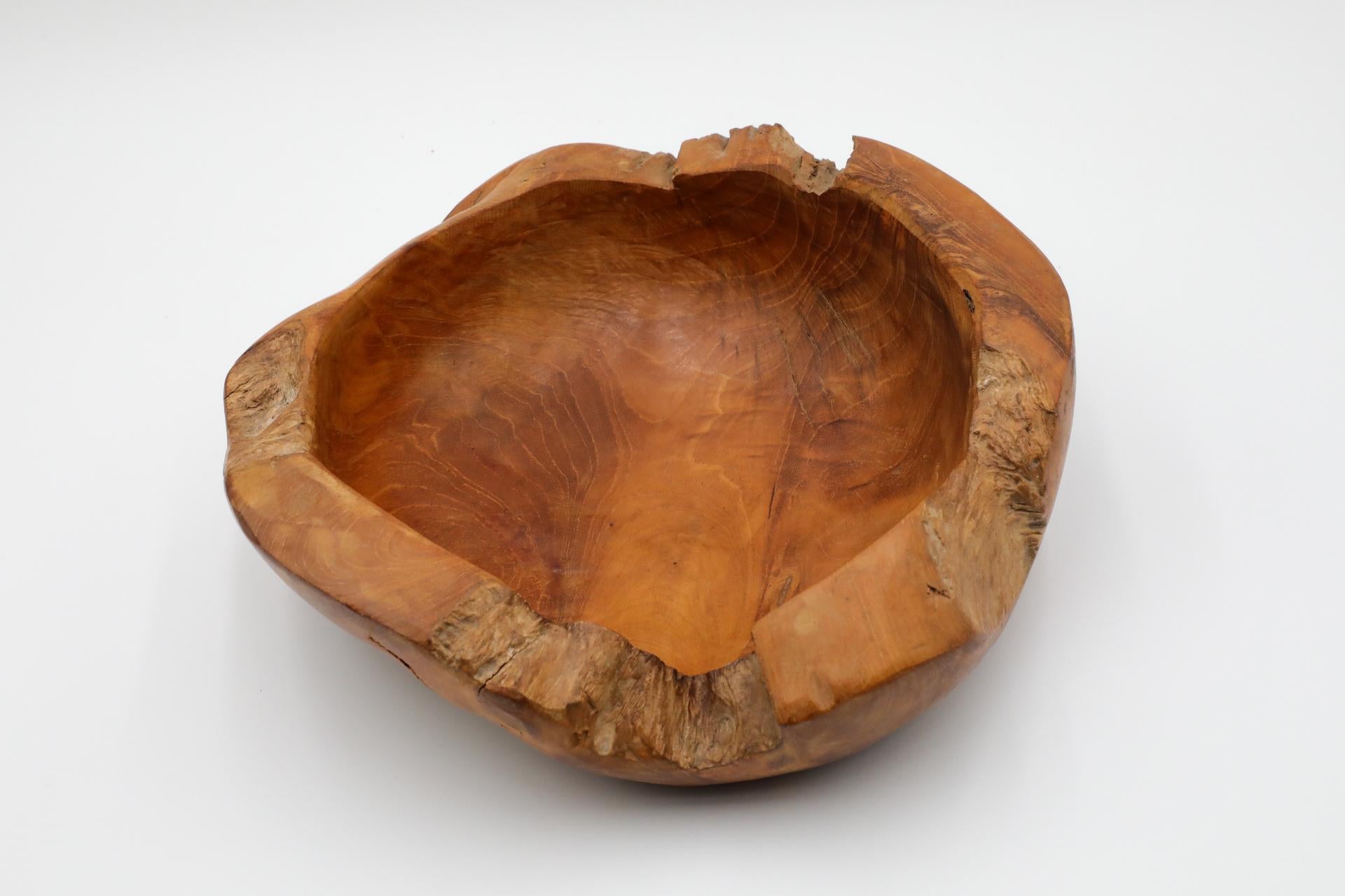 Bol en bois d'olivier avec bord organique, presque vivant, Silhouette sculptée en vente 3