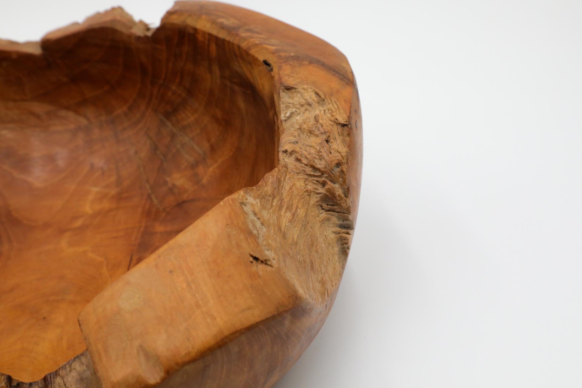 Bol en bois d'olivier avec bord organique, presque vivant, Silhouette sculptée en vente 4