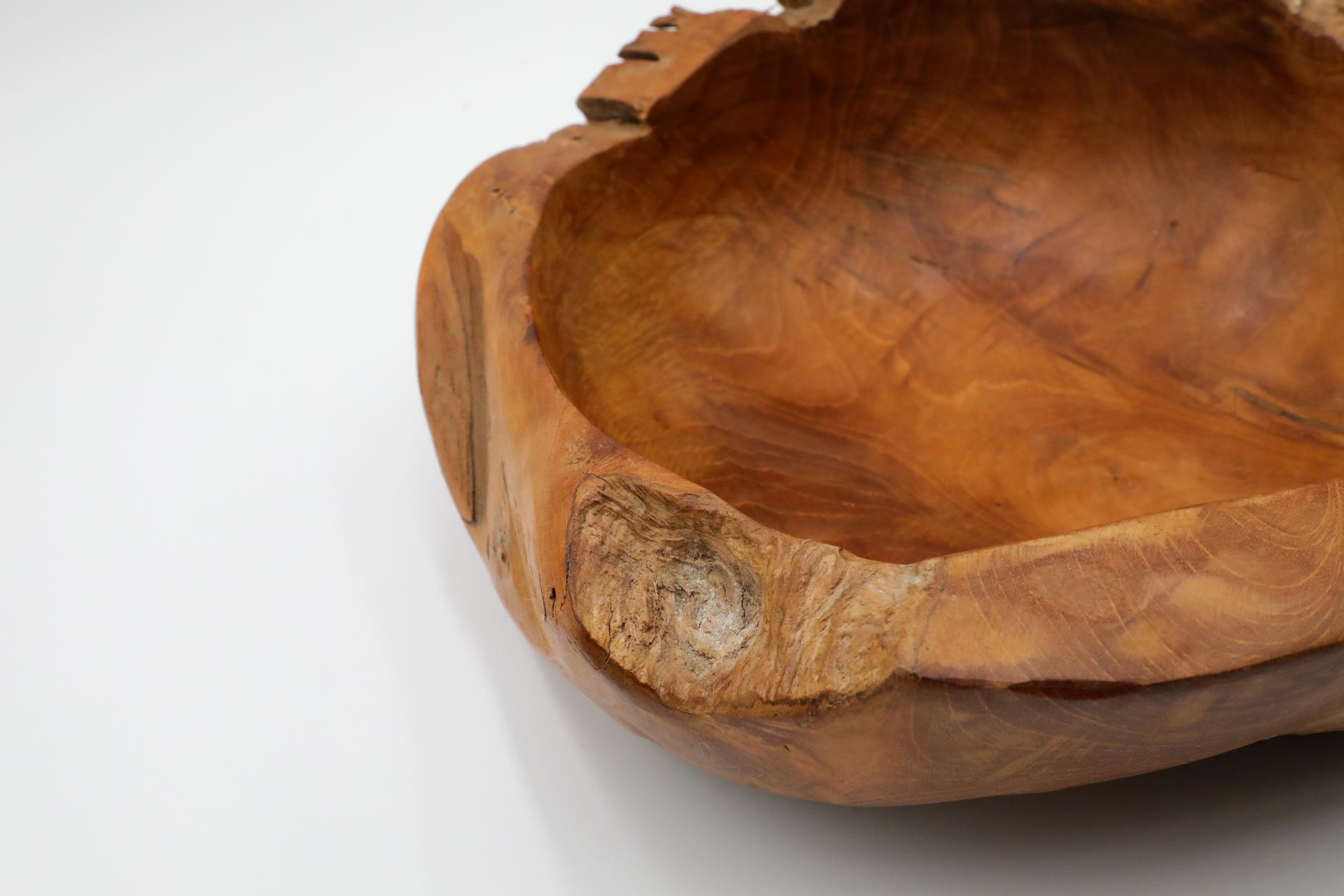 Bol en bois d'olivier avec bord organique, presque vivant, Silhouette sculptée en vente 6