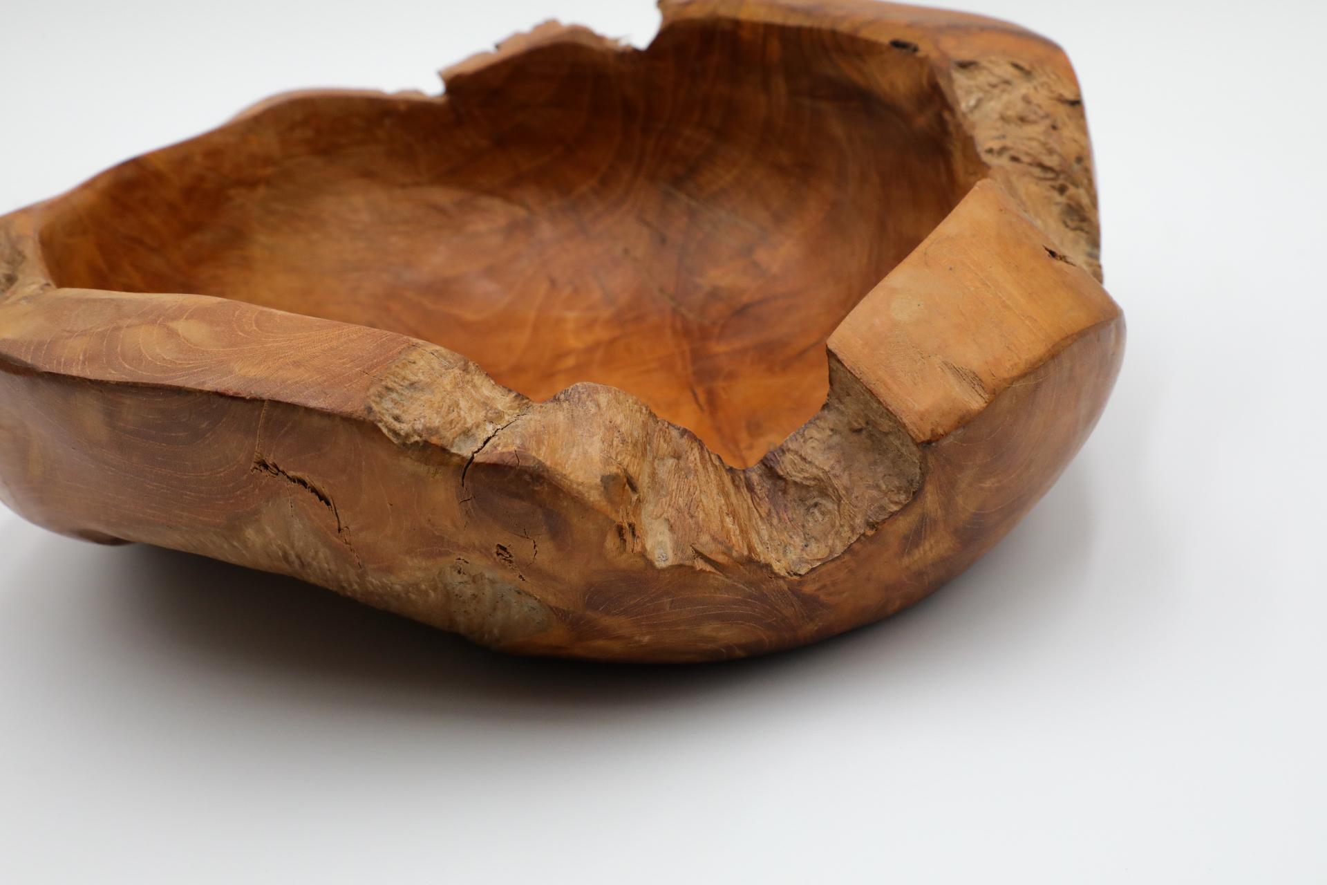 Bol en bois d'olivier avec bord organique, presque vivant, Silhouette sculptée en vente 7