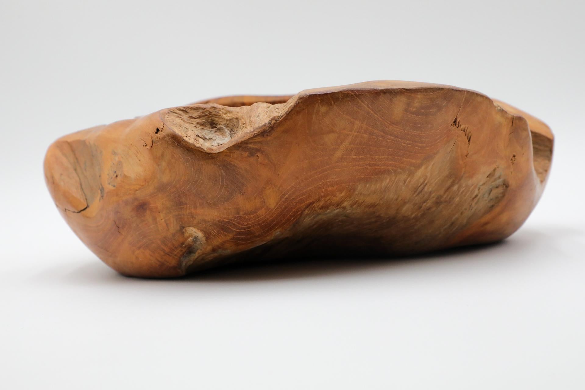 Bol en bois d'olivier avec bord organique, presque vivant, Silhouette sculptée en vente 8