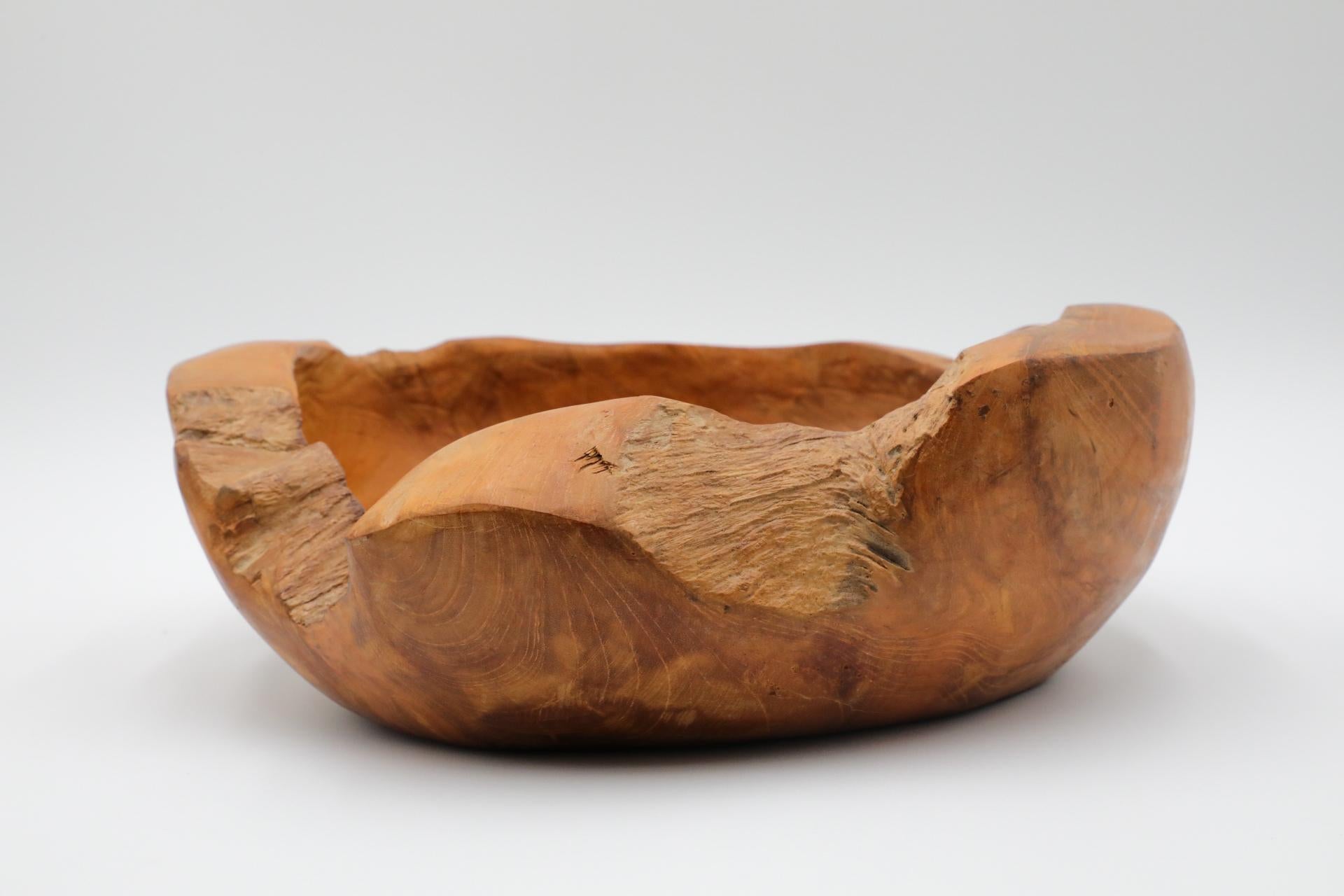 Bol en bois d'olivier avec bord organique, presque vivant, Silhouette sculptée en vente 10