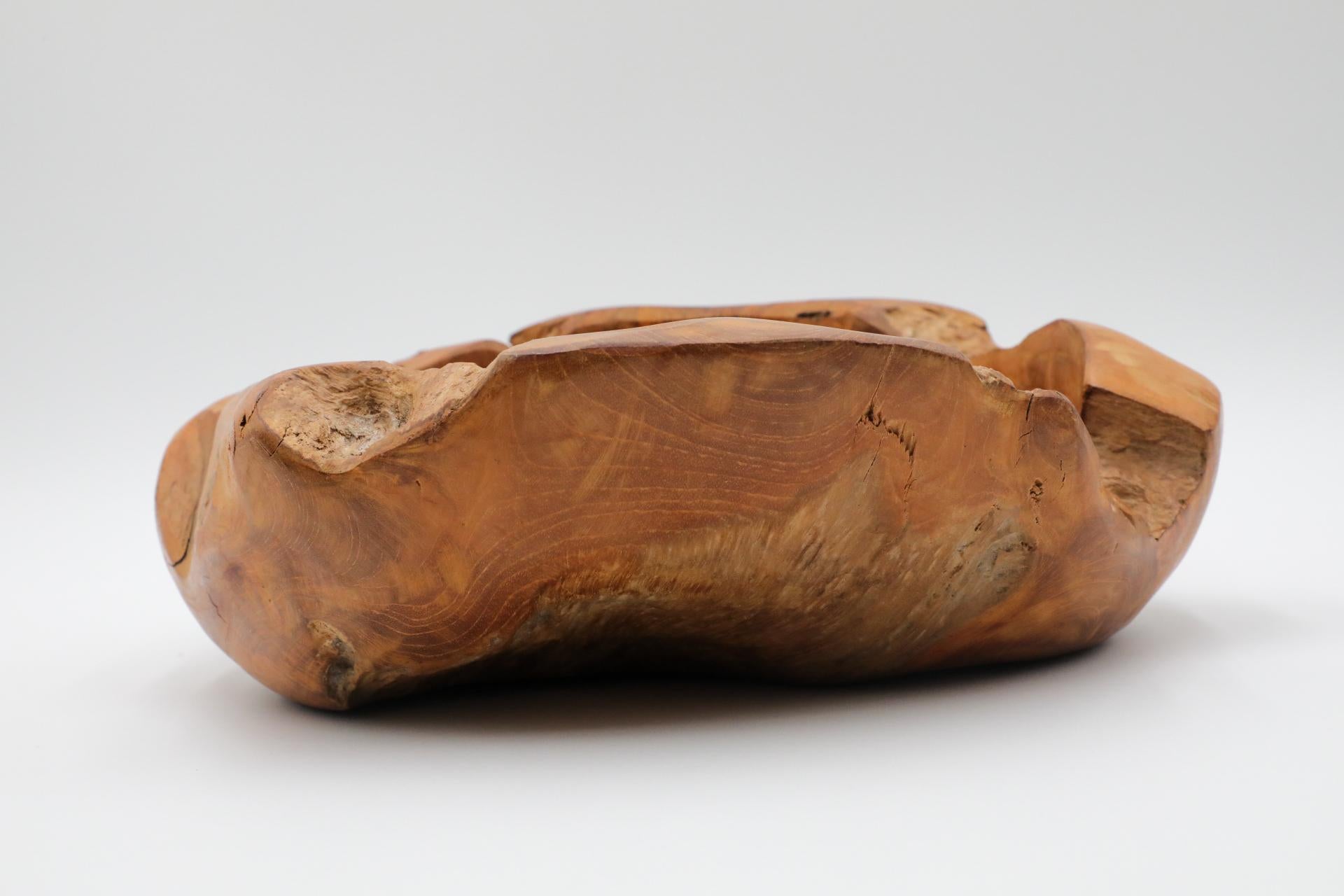Bol en bois d'olivier avec bord organique, presque vivant, Silhouette sculptée en vente 11