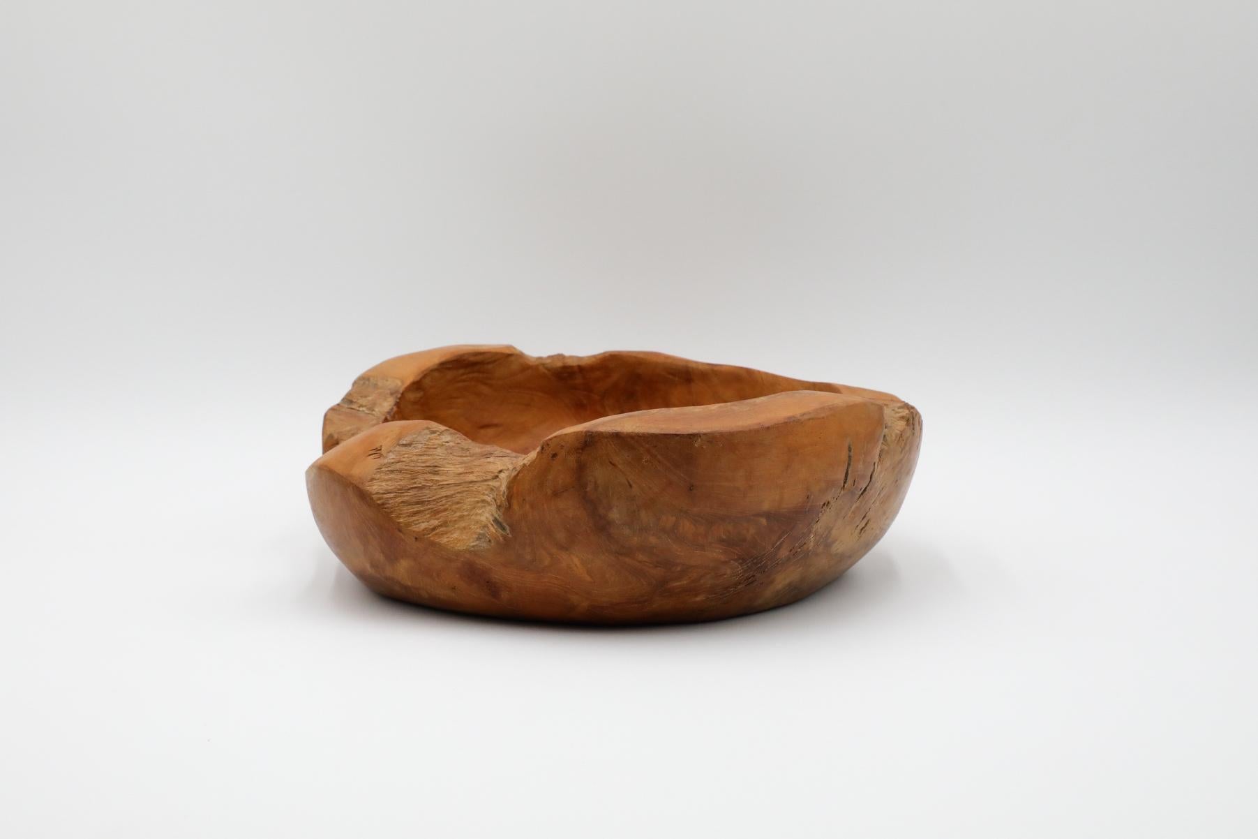 Bol en bois d'olivier à la silhouette sculptée magnifiquement organique, presque vivante. Un merveilleux exemple de style rustique mais moderne, à la fois élégant et fonctionnel. En état original avec une usure visible correspondant à son âge et à