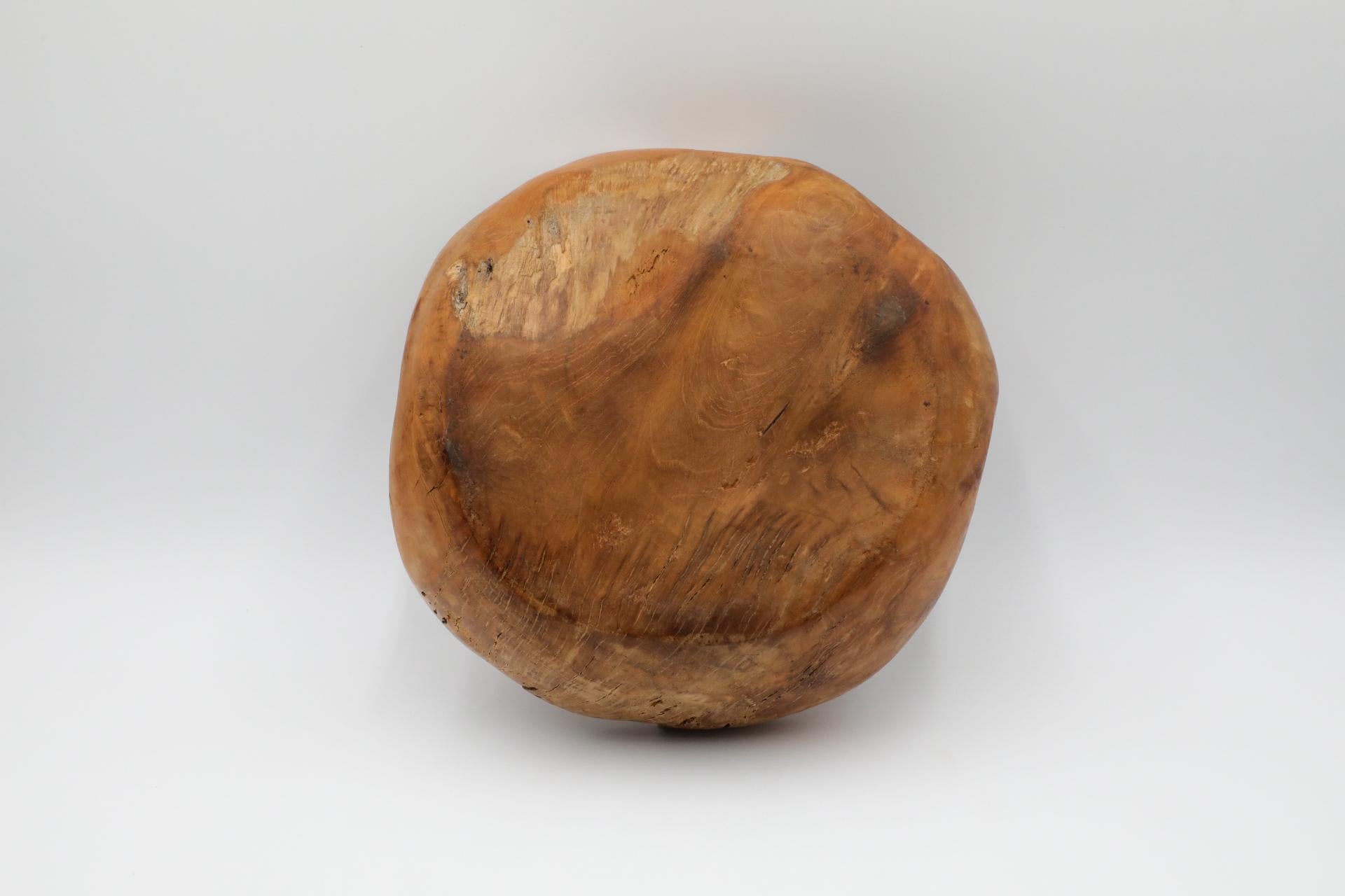 Bol en bois d'olivier avec bord organique, presque vivant, Silhouette sculptée en vente 12