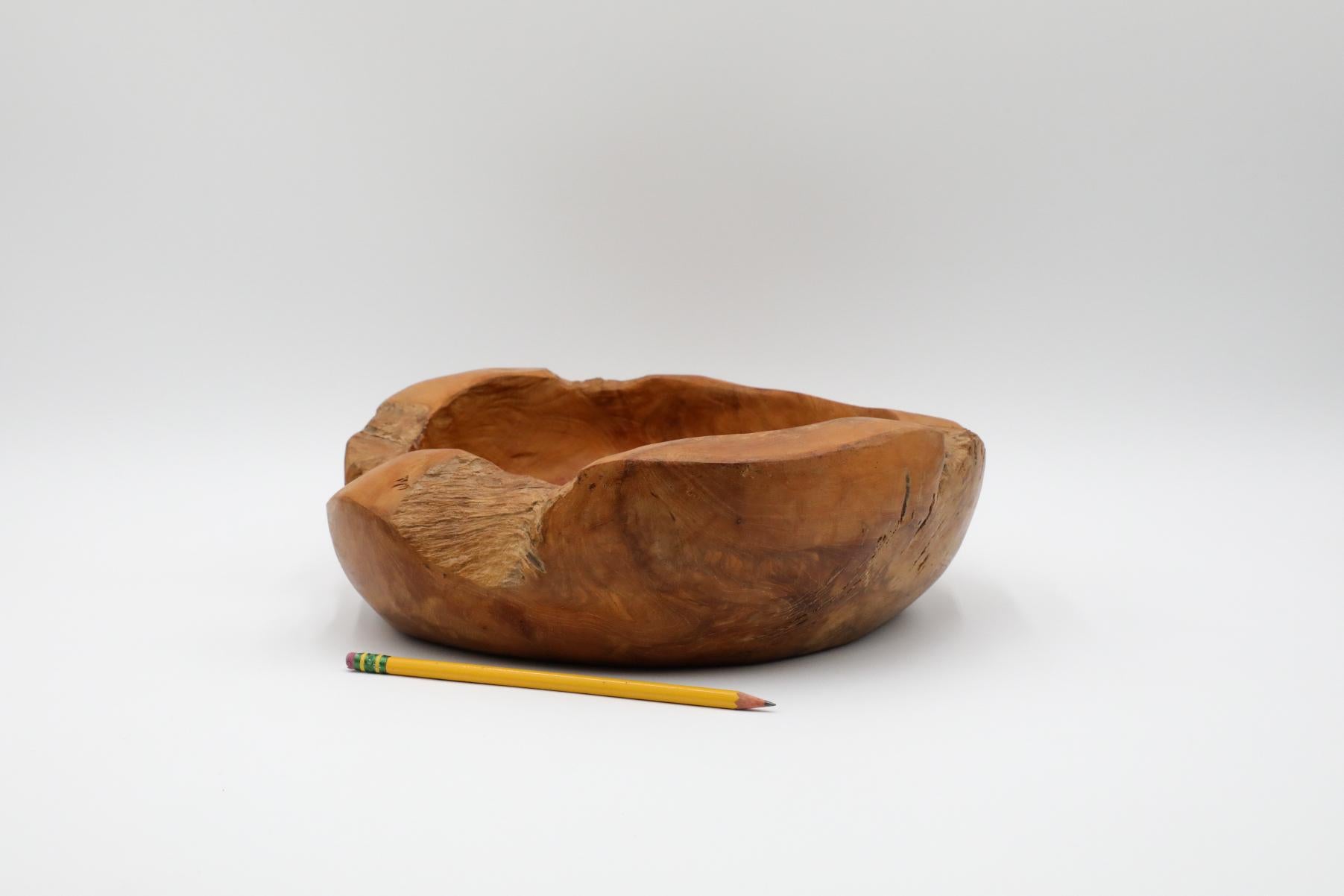 Organique Bol en bois d'olivier avec bord organique, presque vivant, Silhouette sculptée en vente