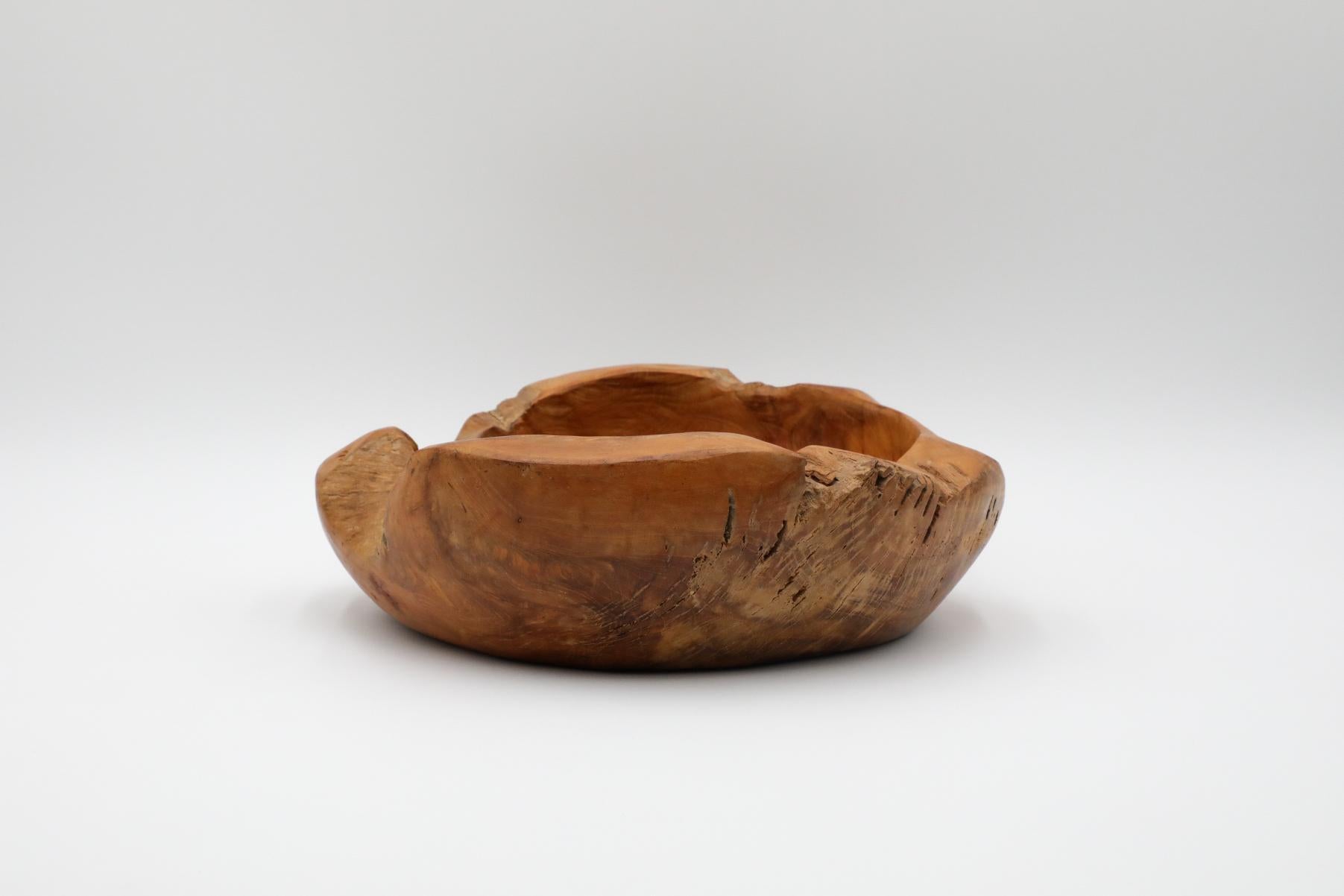 Néerlandais Bol en bois d'olivier avec bord organique, presque vivant, Silhouette sculptée en vente