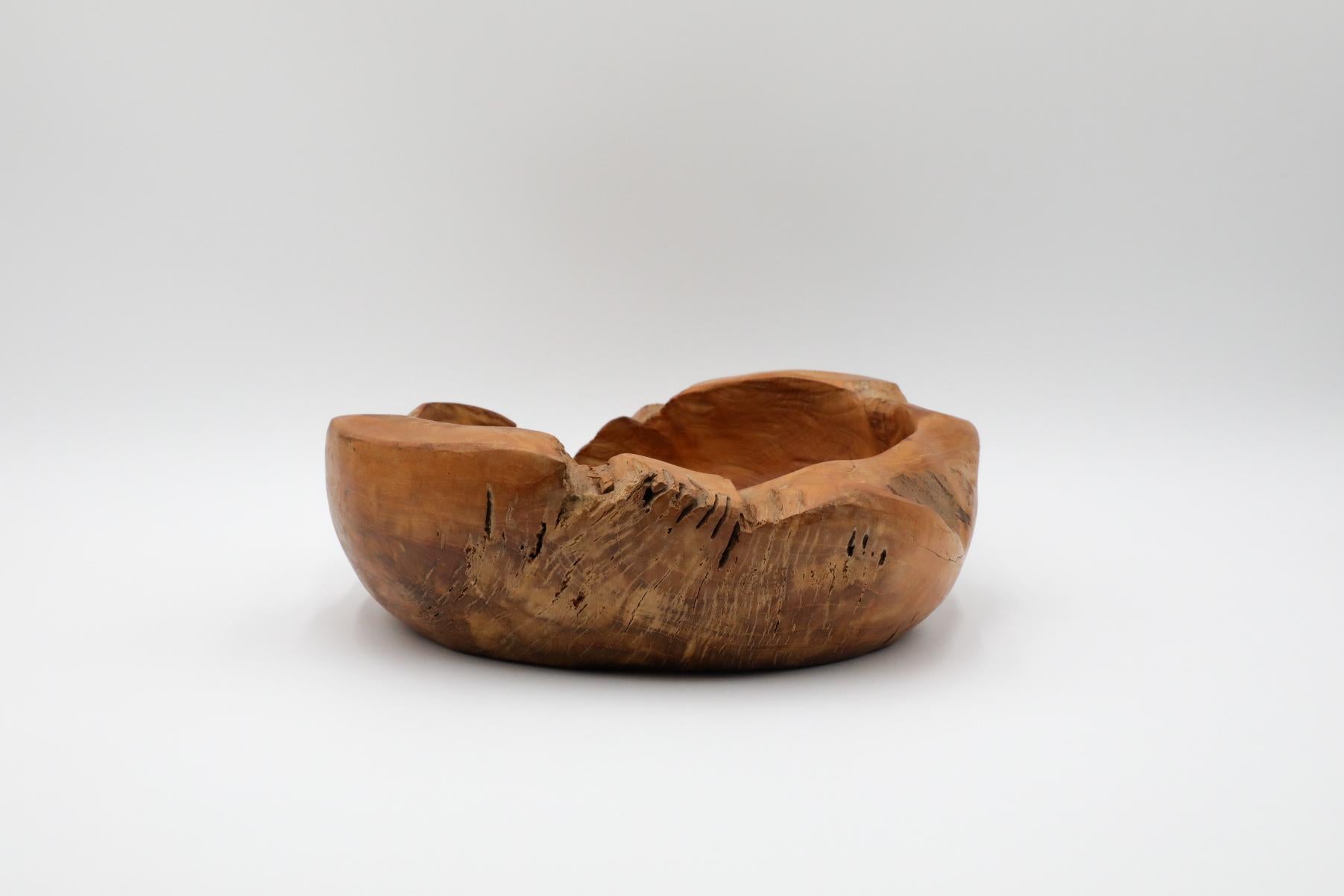 Sculpté Bol en bois d'olivier avec bord organique, presque vivant, Silhouette sculptée en vente
