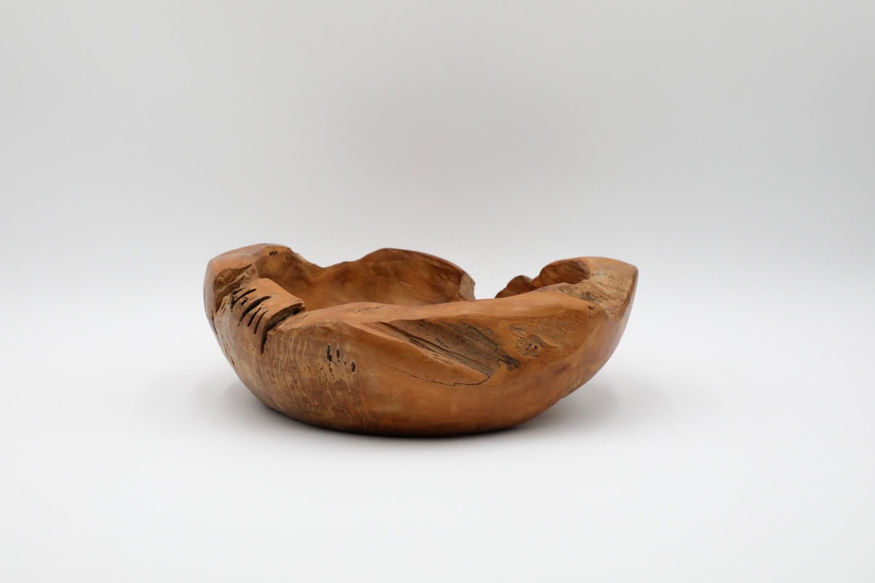 Bol en bois d'olivier avec bord organique, presque vivant, Silhouette sculptée Bon état - En vente à Los Angeles, CA