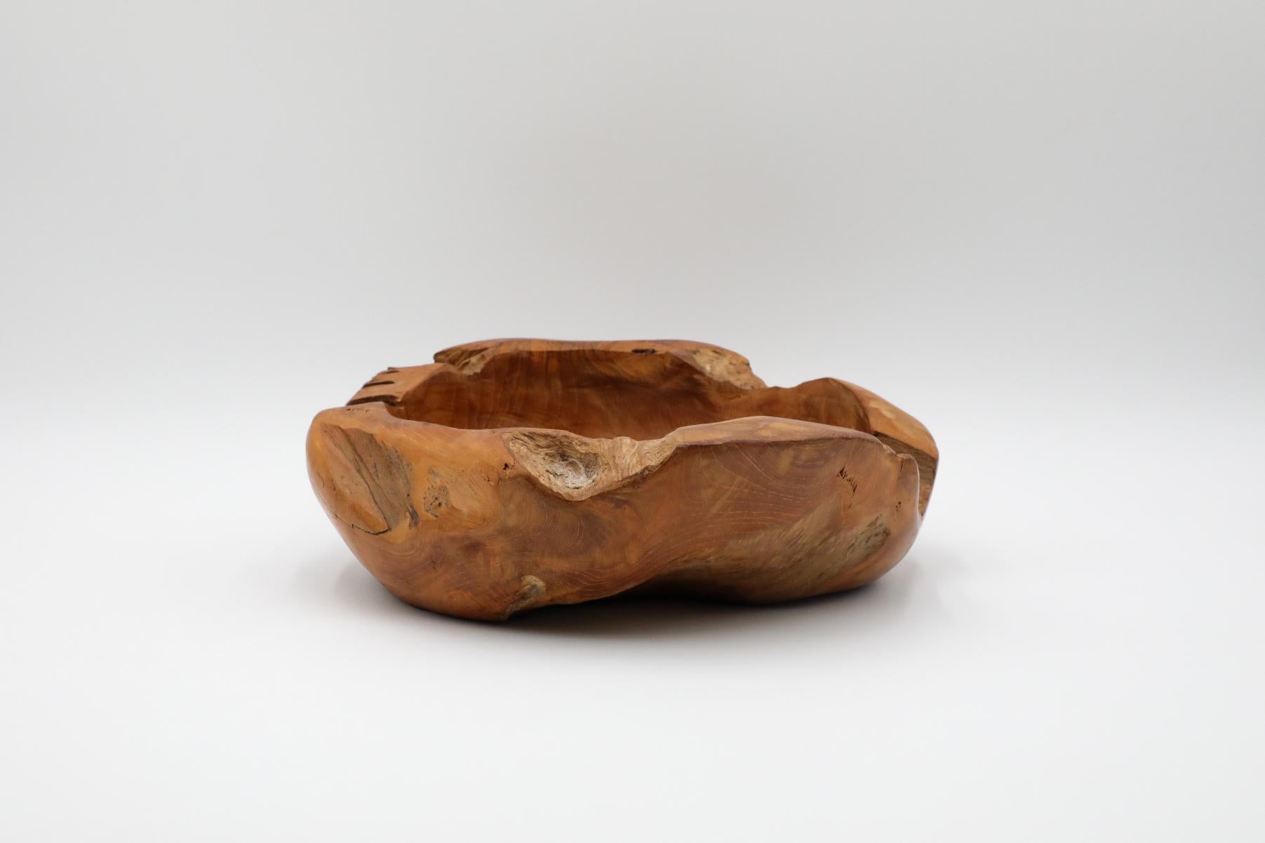 20ième siècle Bol en bois d'olivier avec bord organique, presque vivant, Silhouette sculptée en vente