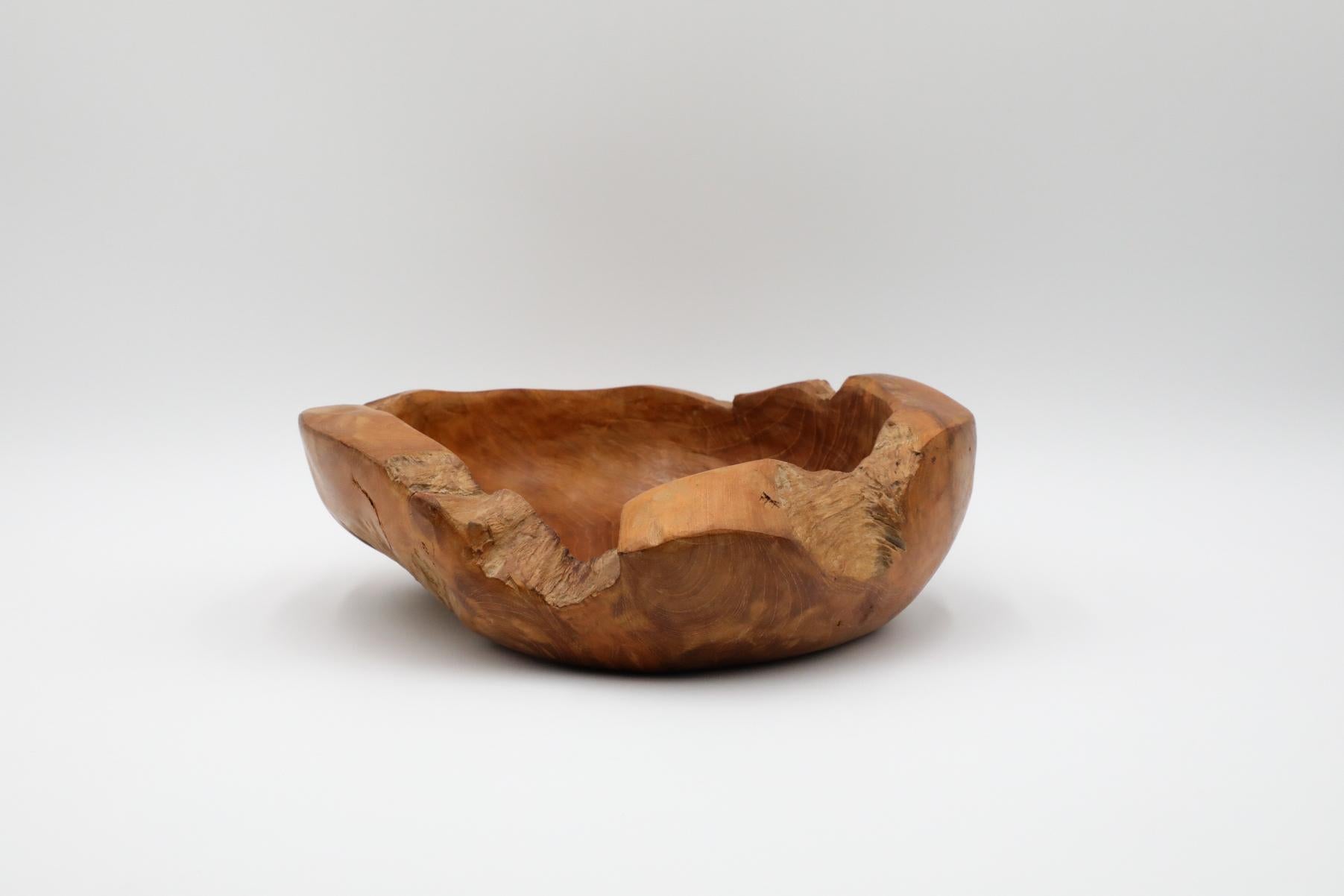 Olivier Bol en bois d'olivier avec bord organique, presque vivant, Silhouette sculptée en vente