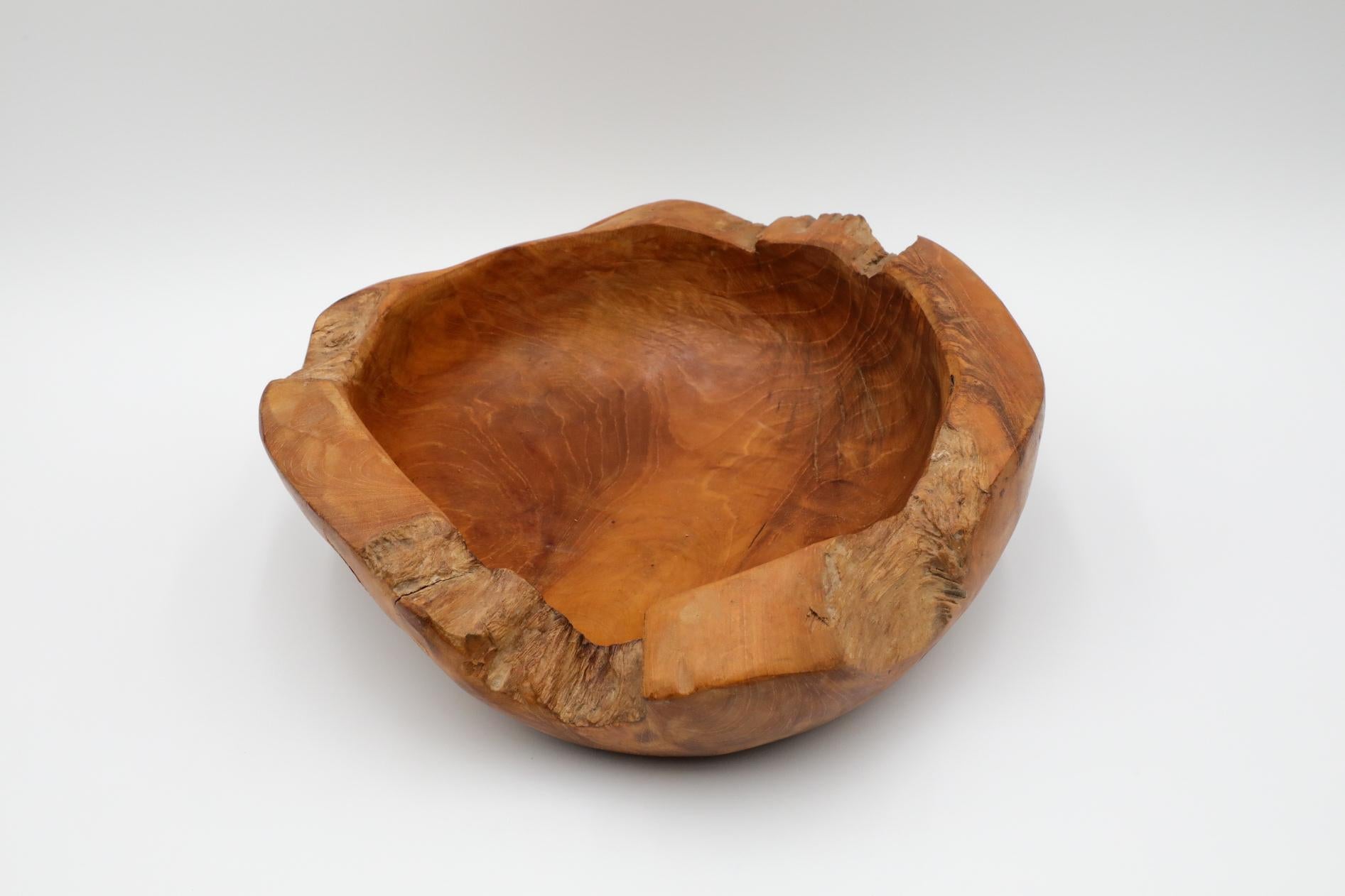 Bol en bois d'olivier avec bord organique, presque vivant, Silhouette sculptée en vente 1