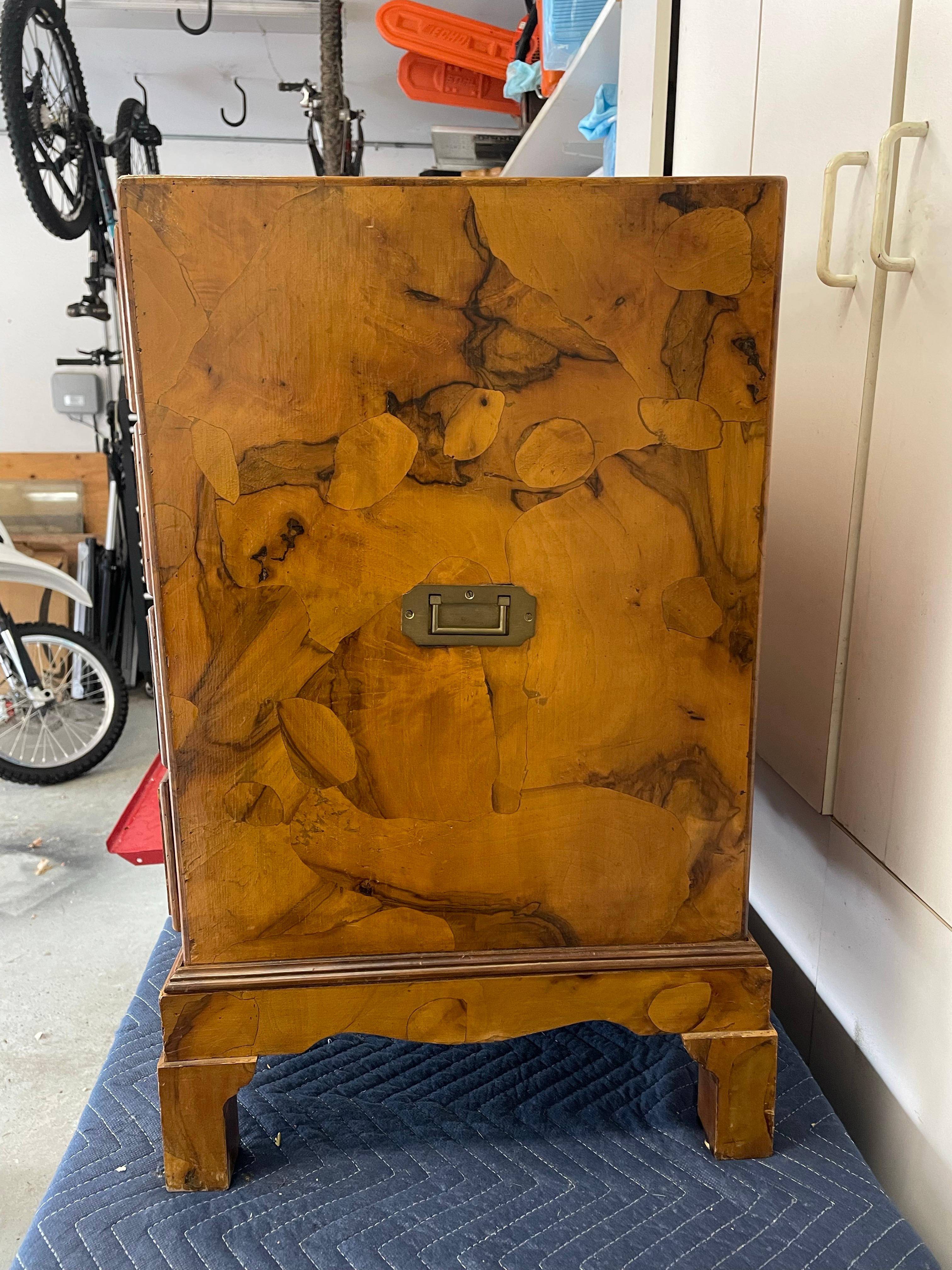 Si tratta di una bellissima cassapanca da campagna in legno d'ulivo nello stile di Maitland Smith. La ferramenta è in ottone e la cassapanca è in ottime condizioni vintage. 
