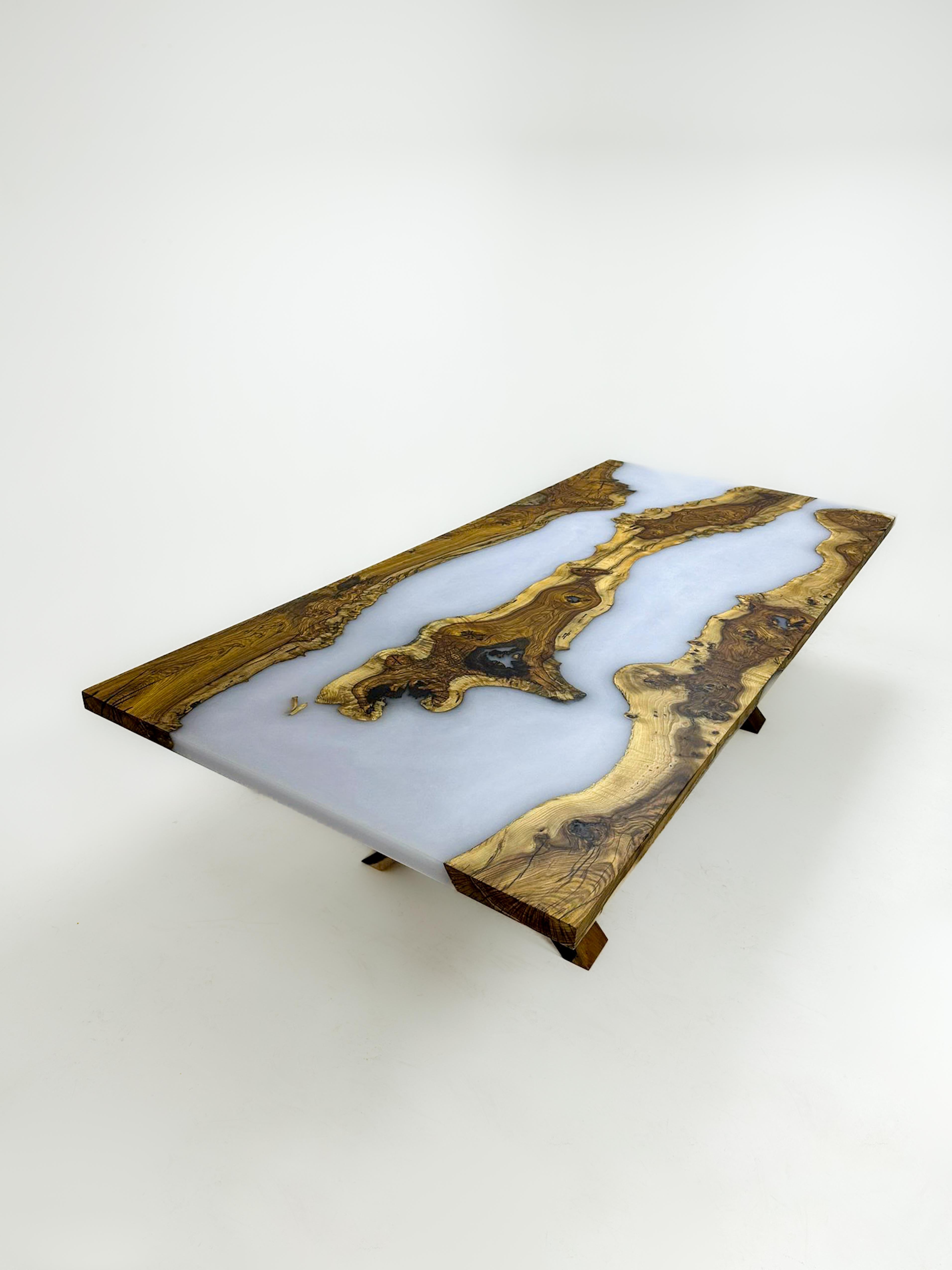 Mesa de comedor de madera de olivo - Mesa de madera de canto vivo Siglo XXI y contemporáneo en venta