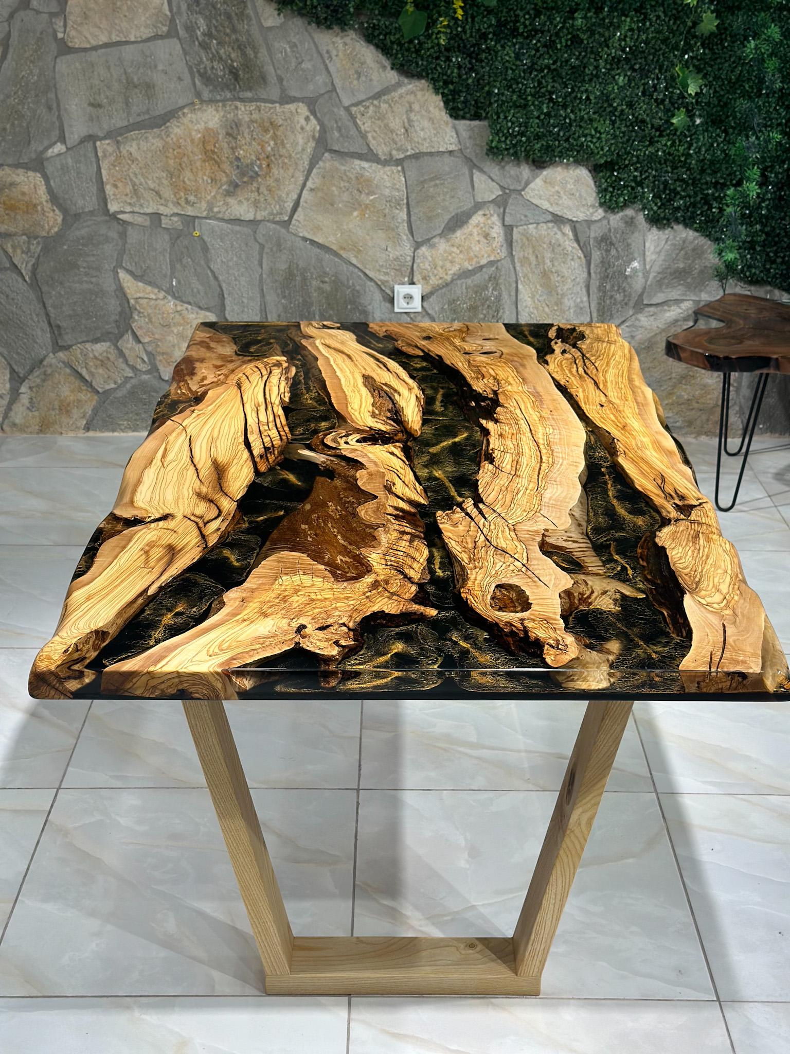 Table de salle à manger en époxy Olive sur mesure
Cette superbe table est fabriquée en bois d'Oliver méditerranéen. La beauté unique des courbes naturelles du bois d'olivier combinées à l'époxy bleu se retrouve dans cette table.

Tous les bois ont