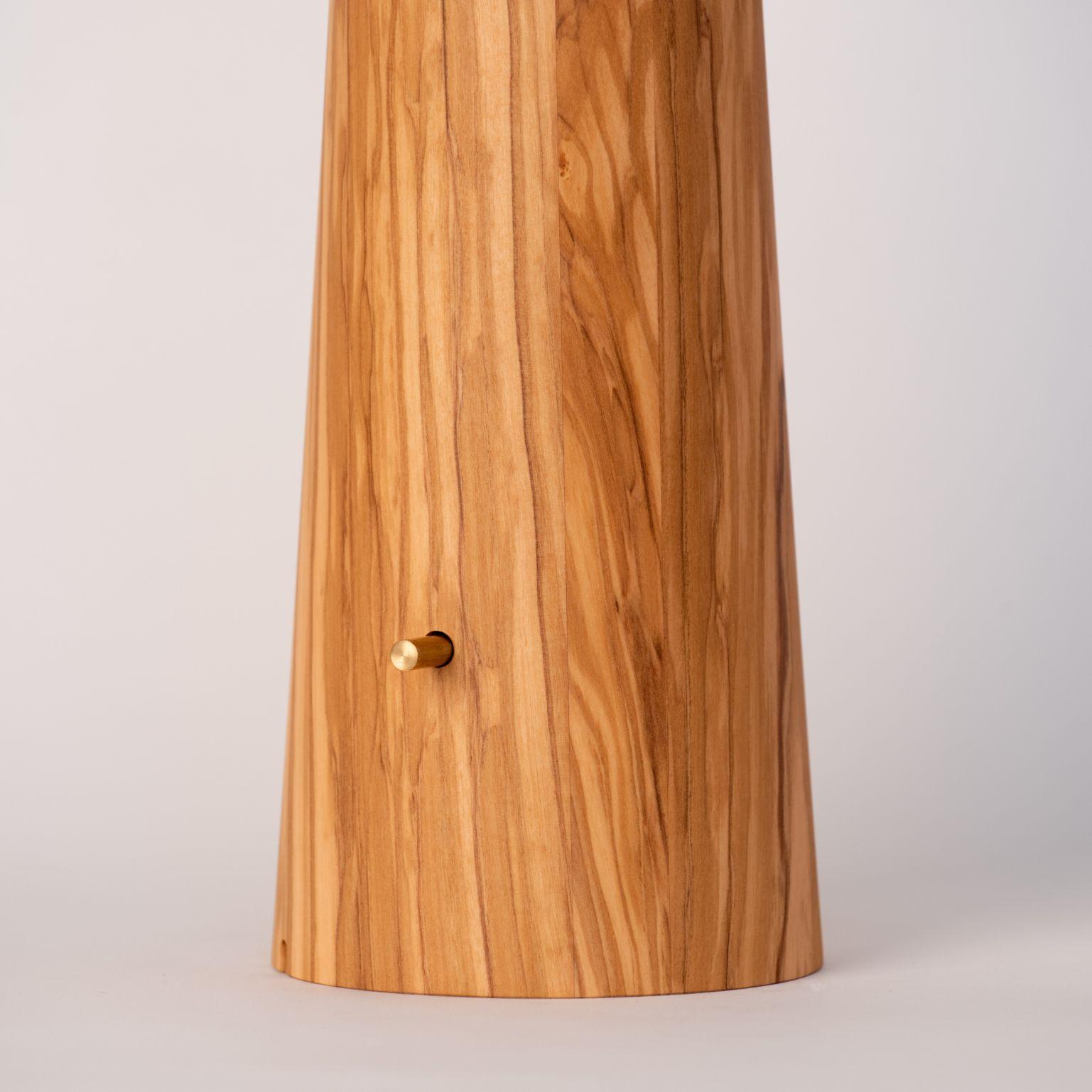 Lampe de Studio en Bois d'olivier, Isato Prugger Neuf - En vente à Geneve, CH