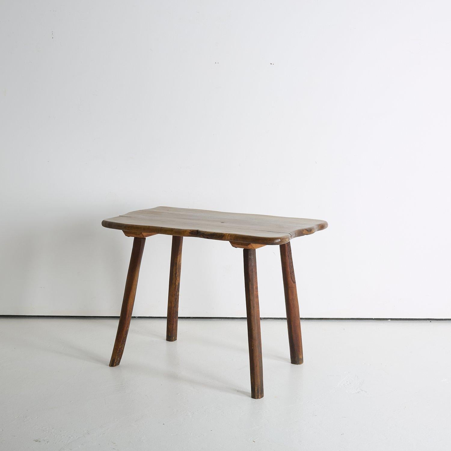 Tavolo artigianale in legno d'ulivo con bordo vivo.

Pirenei francesi, anni '50

L 105cm x H 75cm x P 62cm