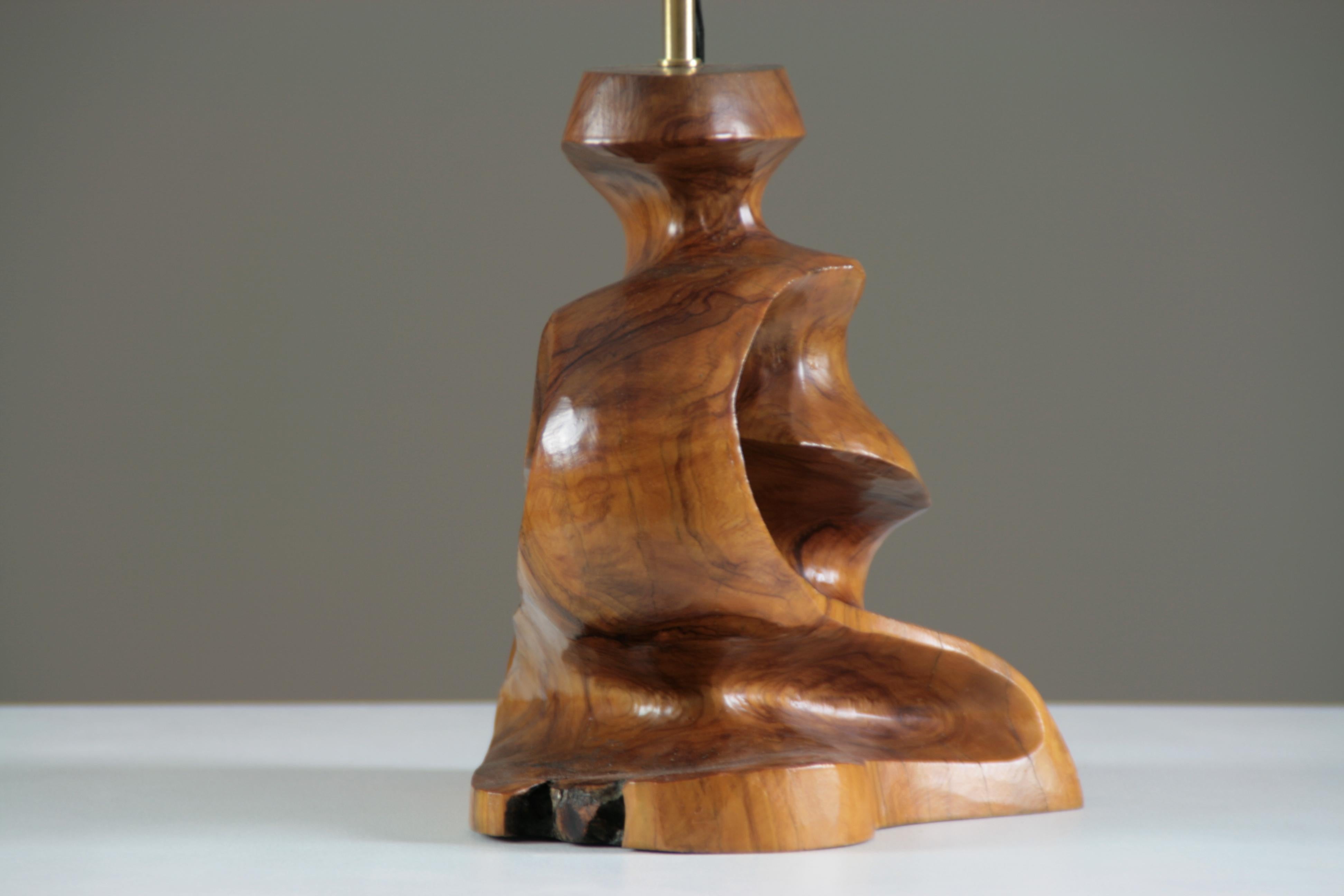 Lampe de table en bois d'olivier datant des années 1950. La base sculpturale révèle le magnifique grain du bois d'olivier.
Tout le câblage électrique est neuf, de même que l'abat-jour.

Hauteur totale : 43 cm
Hauteur de la base : 21 cm