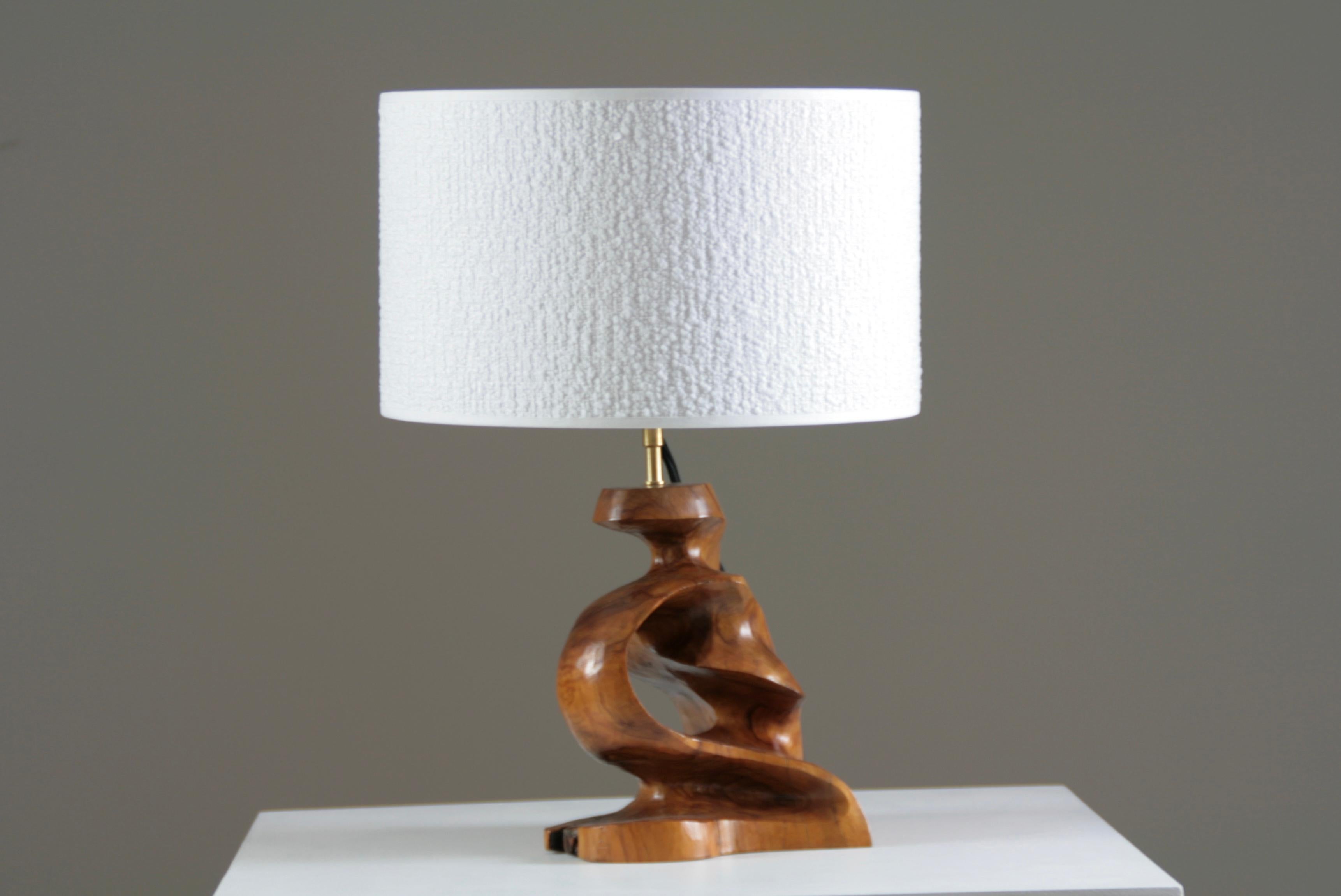 Lampe de table en bois d'Oliver, France années 1950 en vente 1