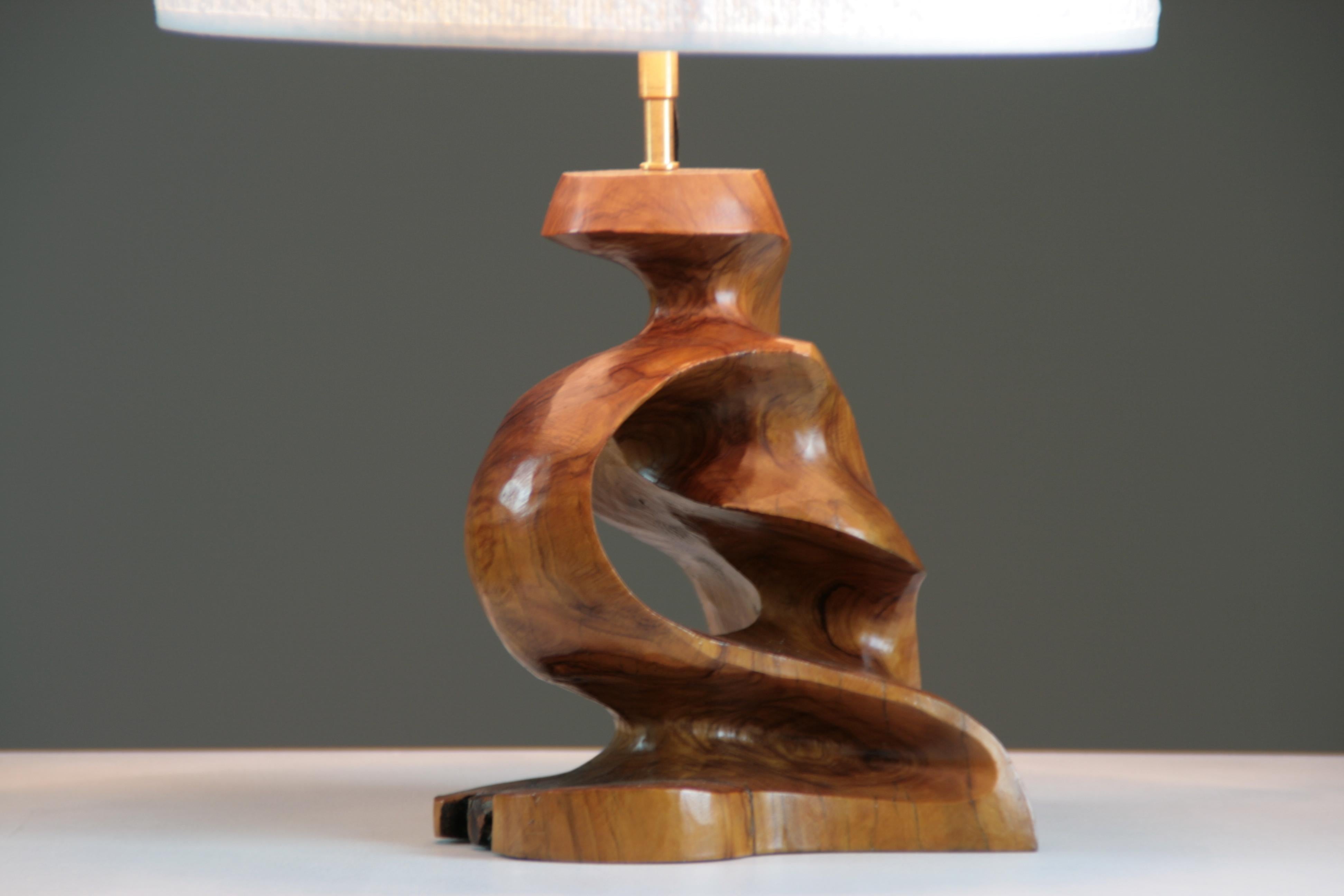 Lampe de table en bois d'Oliver, France années 1950 en vente 2