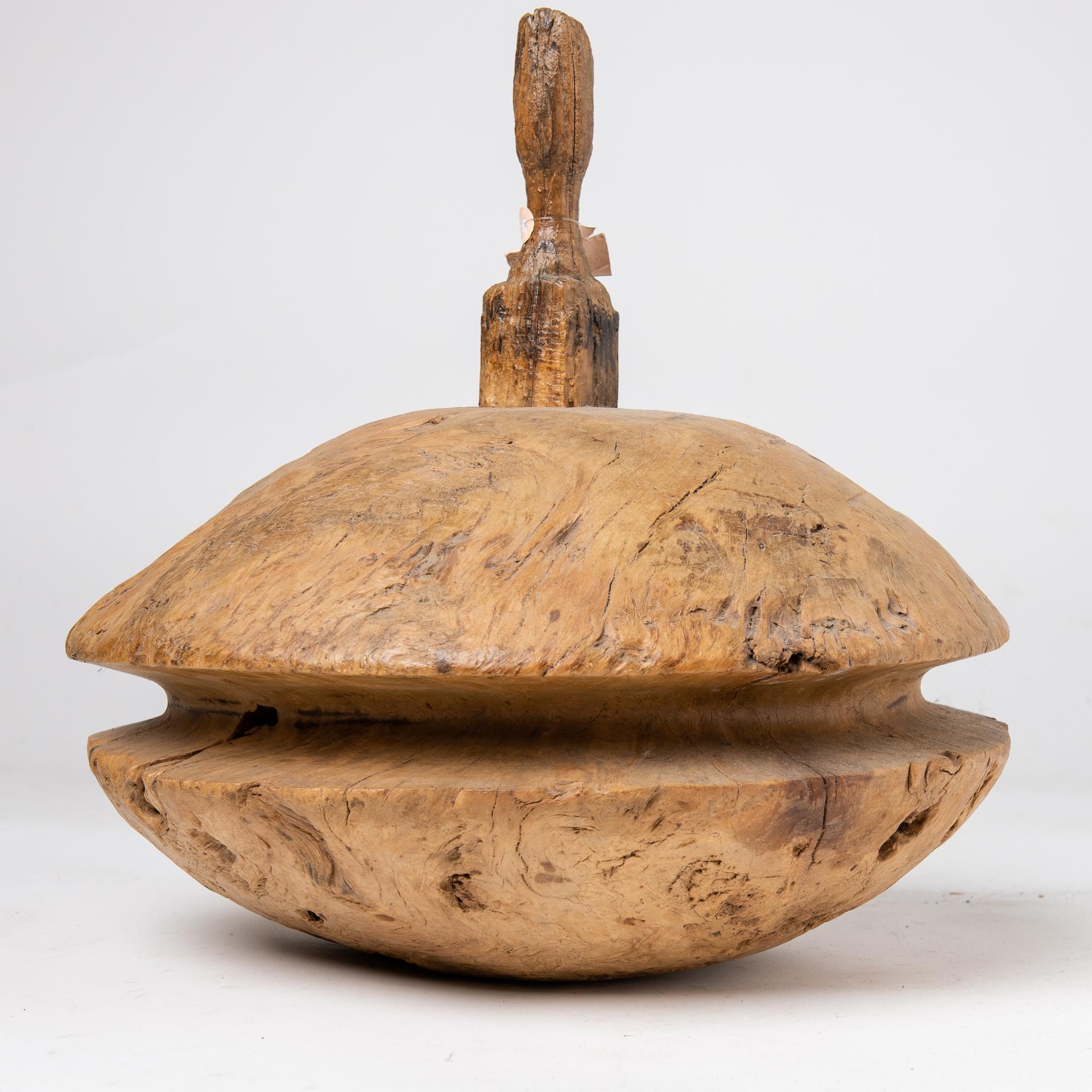 Primitivo Carrucola del pozzo in Wood Oliver come scultura in vendita