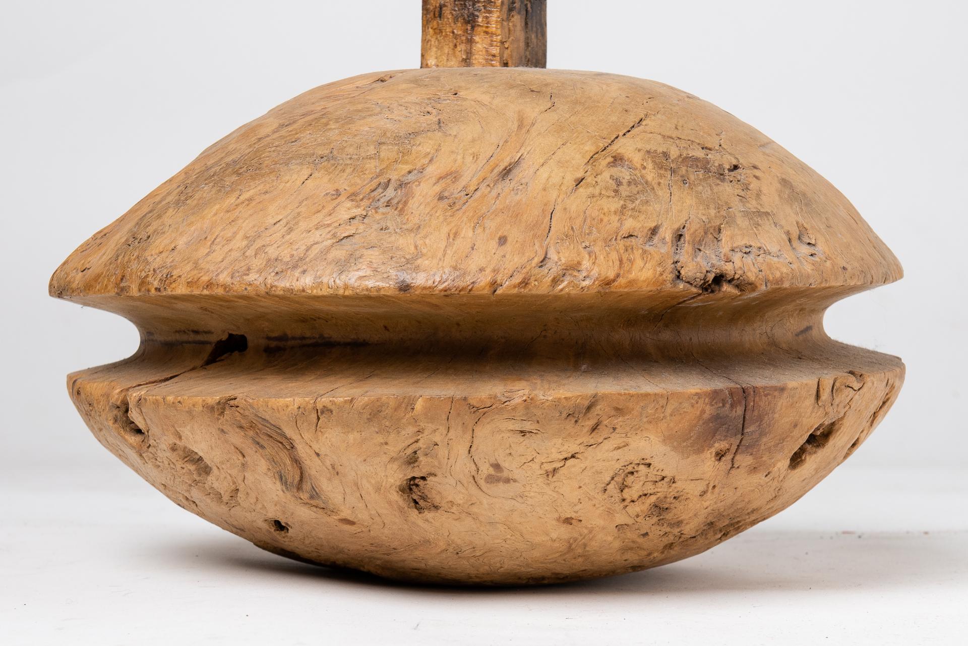 Marocchino Carrucola del pozzo in Wood Oliver come scultura in vendita