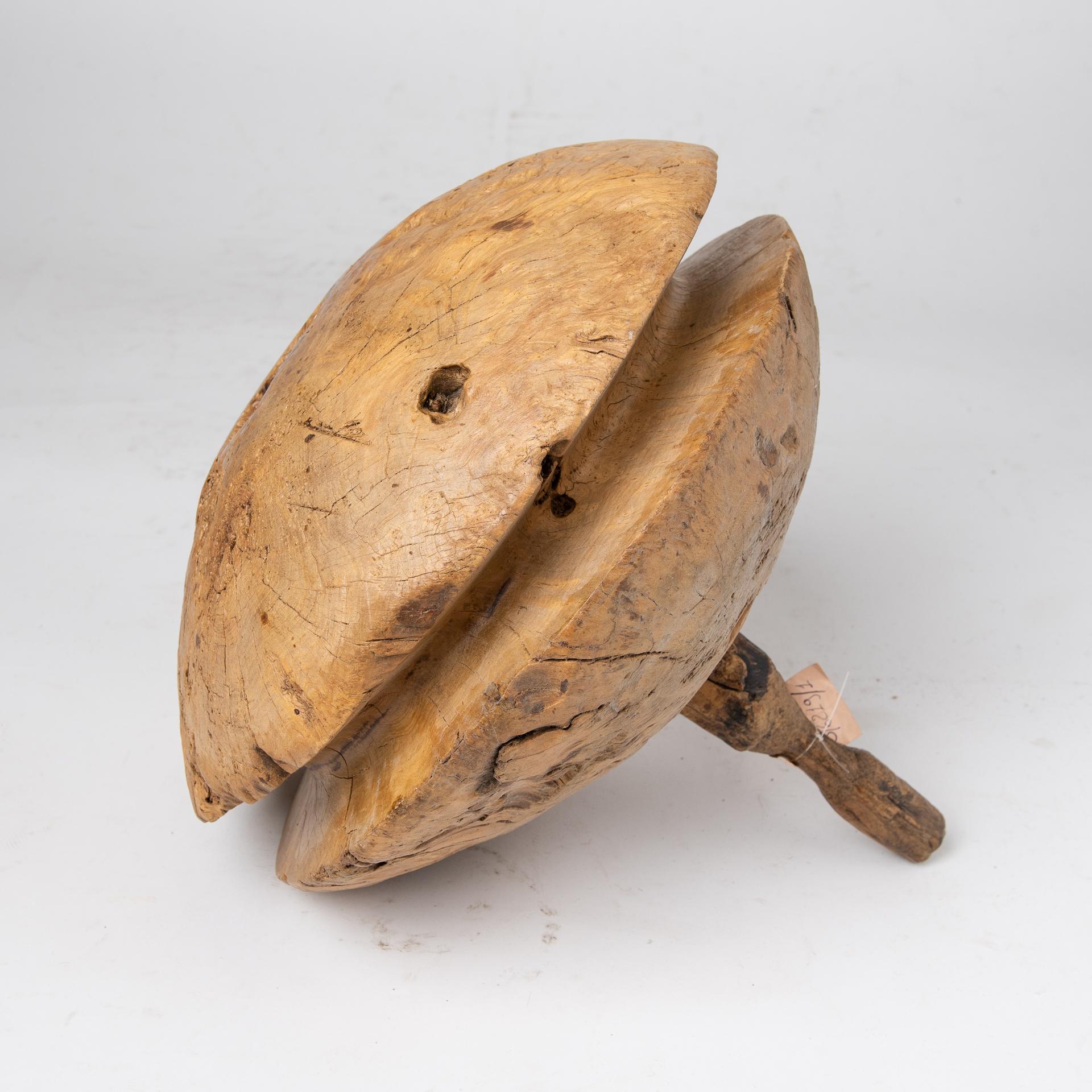 Intagliato a mano Carrucola del pozzo in Wood Oliver come scultura in vendita