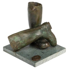 Escultura de bronce montada con Wellingtons de Olive Wootton