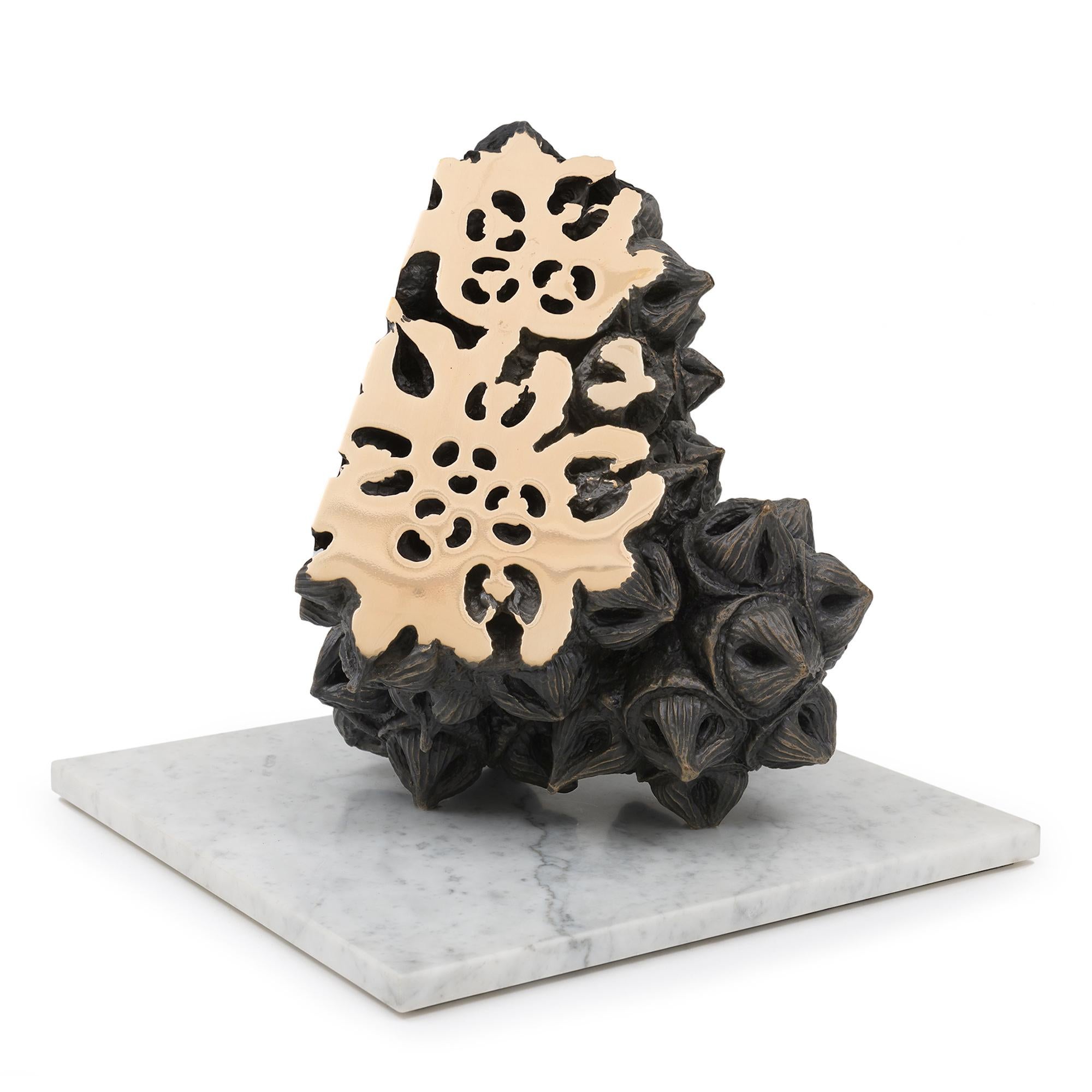 Augmented Immortal - Eucalyptus ist eine Bronzeskulptur des zeitgenössischen englischen Bildhauers Oliver Ashworth-Martin mit den Maßen 40 × 40 × 40 cm (15,7 × 15,7 × 15,7 in).
Diese Skulptur ist vom Künstler signiert und wird mit einem