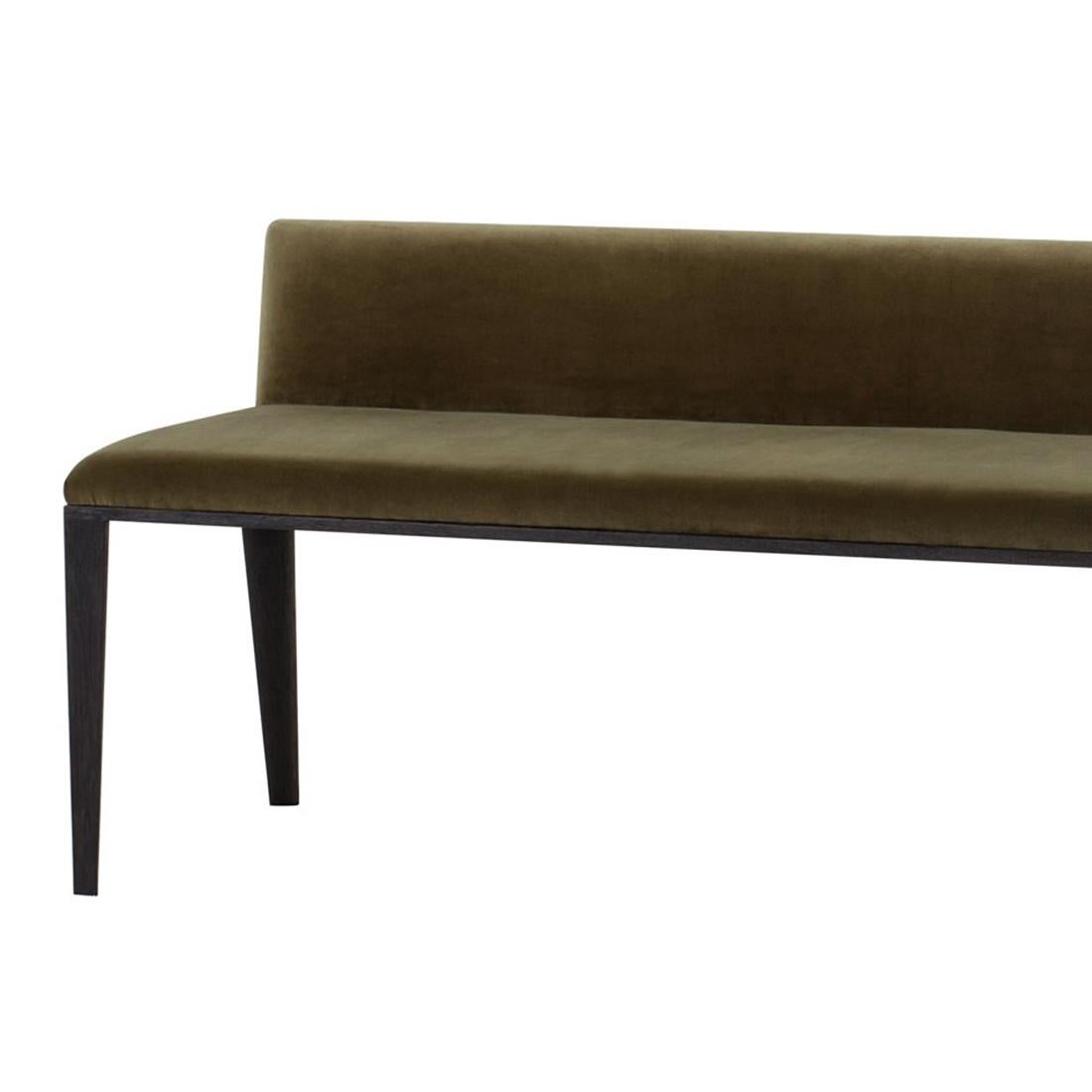 Bench Oliver with structure in solid
oakwood, seat and back upholstered
and covered with kaki velvet fabric.
With blackened oakwood base and feet.
Also available in Oliver chair.