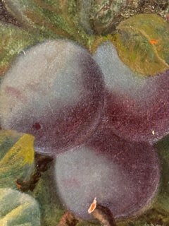 Nature morte vittoriane di frutta e prugne su un paesaggio di argini muschiati