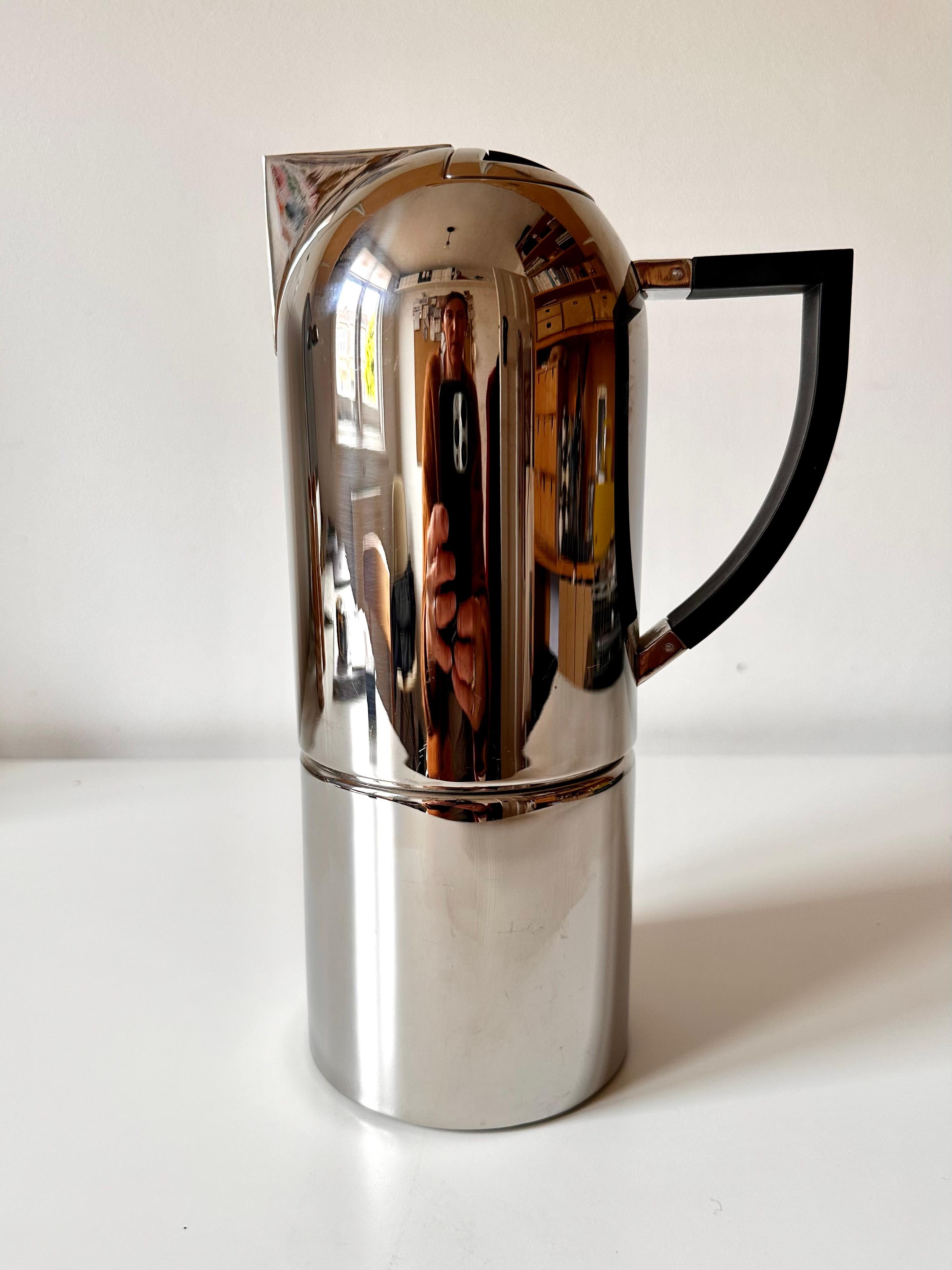 Cafetera de acero inoxidable de estilo art déco modernista de Oliver Hemming, que forma parte de la gama Nio.

Data de principios de la década de 2000. Ya no se fabrica.

Estampado y marcado en la base

Este es el tamaño más grande, cafetera express