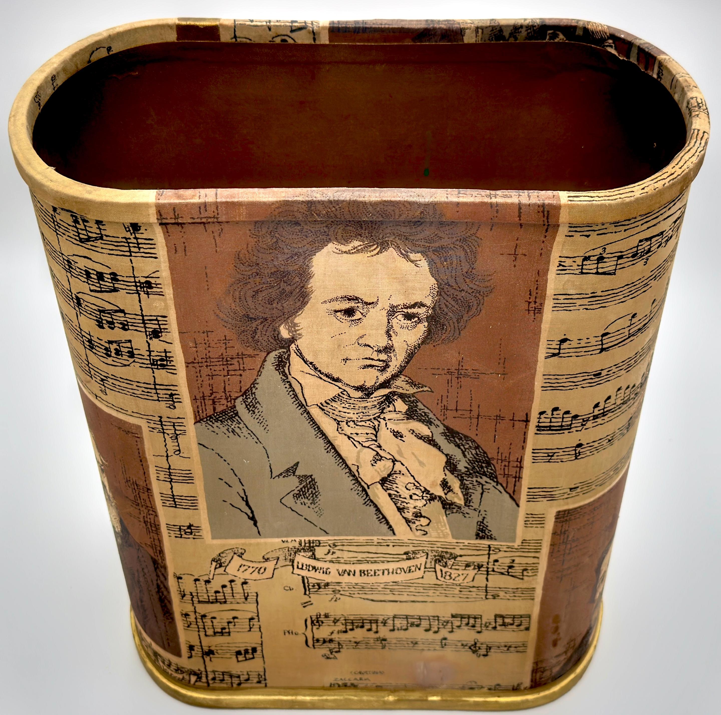 Papelera de mediados de siglo Oliver K. Whiting de Londres  con Compositor Clásico  Retratos de Bach, Brahms y Beethoven

Dimensiones: 16″ ALTO × 13″ ANCHO × 7″ PROFUNDIDAD
Etiqueta: Oliver K. Whiting de Londres

Una rara y caprichosa papelera de
